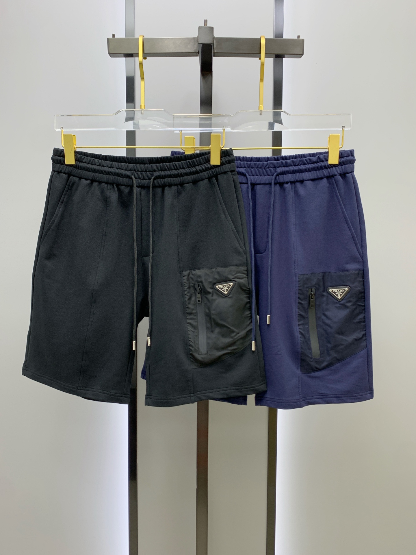 NO:412965,Prada/Prada 25 spring and summer new elastic strap casual shorts, custom-made fabric for counter, breathable and comfortable, impeccable details, brand element embroidery design concept, reflecting high quality. It feels delicate and soft!  It is casually cut, with a great upper body style!  Code number M-3XL, prada, prada, shorts, alexander wang19860909普拉达/Prada 25春夏新款松紧带休闲短裤,专柜定制面料 透气舒适度高,细节无可挑剔,品牌元素刺绣设计理念,体现高品质.手感细腻柔软！呈现休闲裁剪,上身版型超赞！码数M-3XL,,prada,prada,shorts,alexander wang,Men's clothing