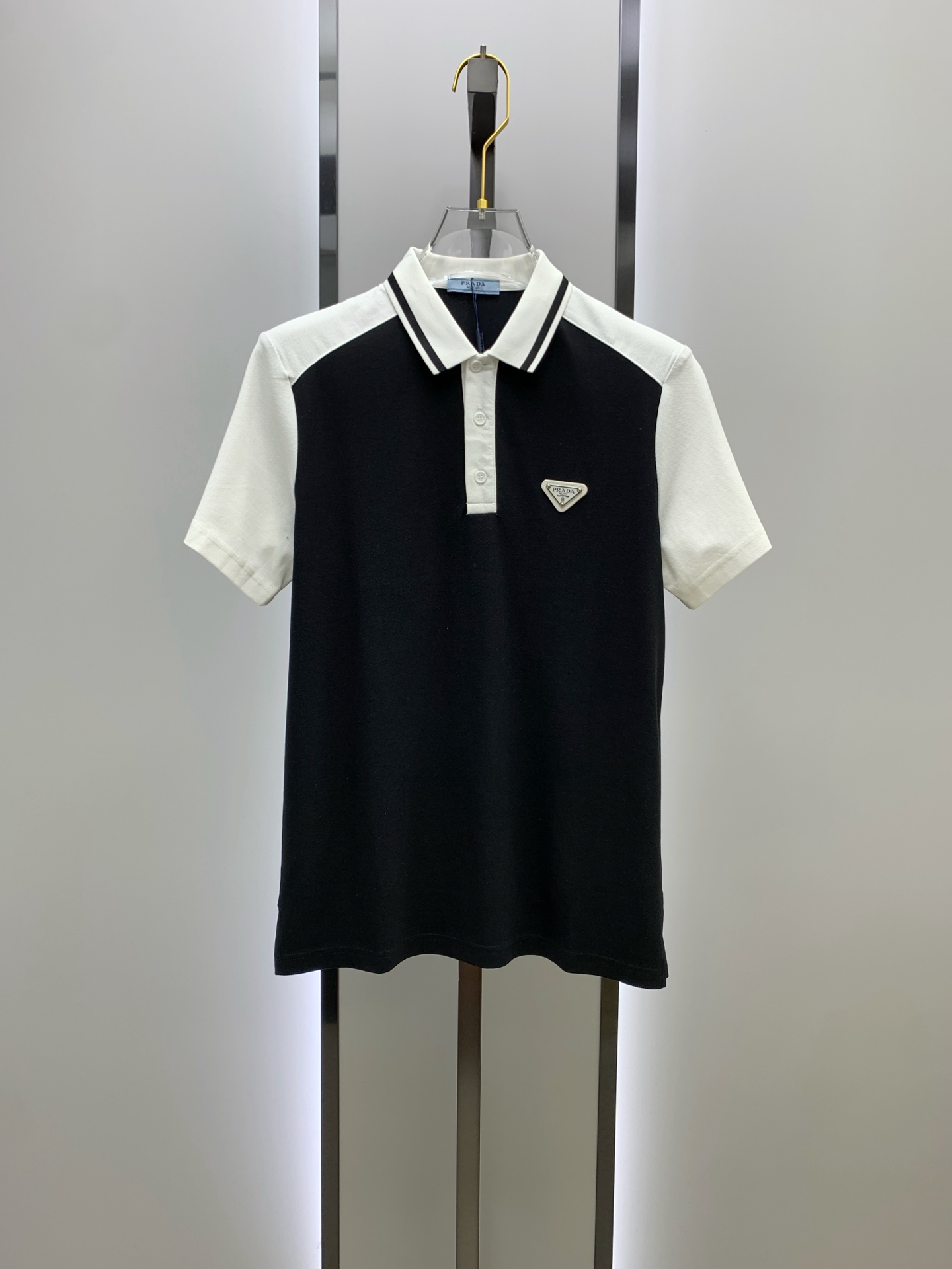 NO:128172,PRAd*M-XXXL 25 top black and white two-color splicing metal triangle logo letter versatile polo shirt, top two-color splicing fusion design polo delicate top crafts counter fabric, classic elements fusion create, classic short sleeve 3 logo, trendy men's fashion, whether it is the comfort of the upper body or it is incomparable, it can be said to be a must-have for summer 170-130 (M) 175-145 (L) 178-160 (XL) 178-170 (XXL) 180-180 (XXXL), prada, T-shirt, alexander wang19860909PRAd*M-XXXL 25款顶级黑白双色拼接款金属三角标logo字母百搭polo衫,顶级双色拼接融合设计polo细致顶级工艺专柜面料,经典元素融合打造,经典短袖3标齐全,潮男时尚,无论是上身舒适度还是都是无可比拟的存在,可以说是夏日必备 170-130 (M) 175-145(L) 178-160(XL)178-170(XXL) 180-180(XXXL),,prada,T-shirt,alexander wang,Men's clothing
