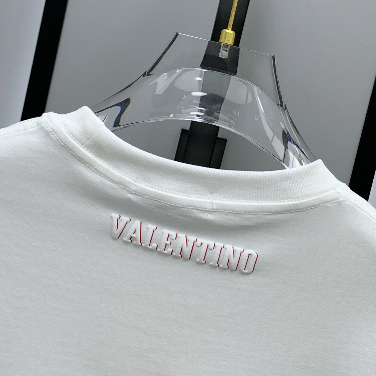 🌾ss华伦天奴纯棉最新面料（最高版本）经典标识图案logo时尚简约潮流短袖，最顶级的品质专柜原单短袖，顶