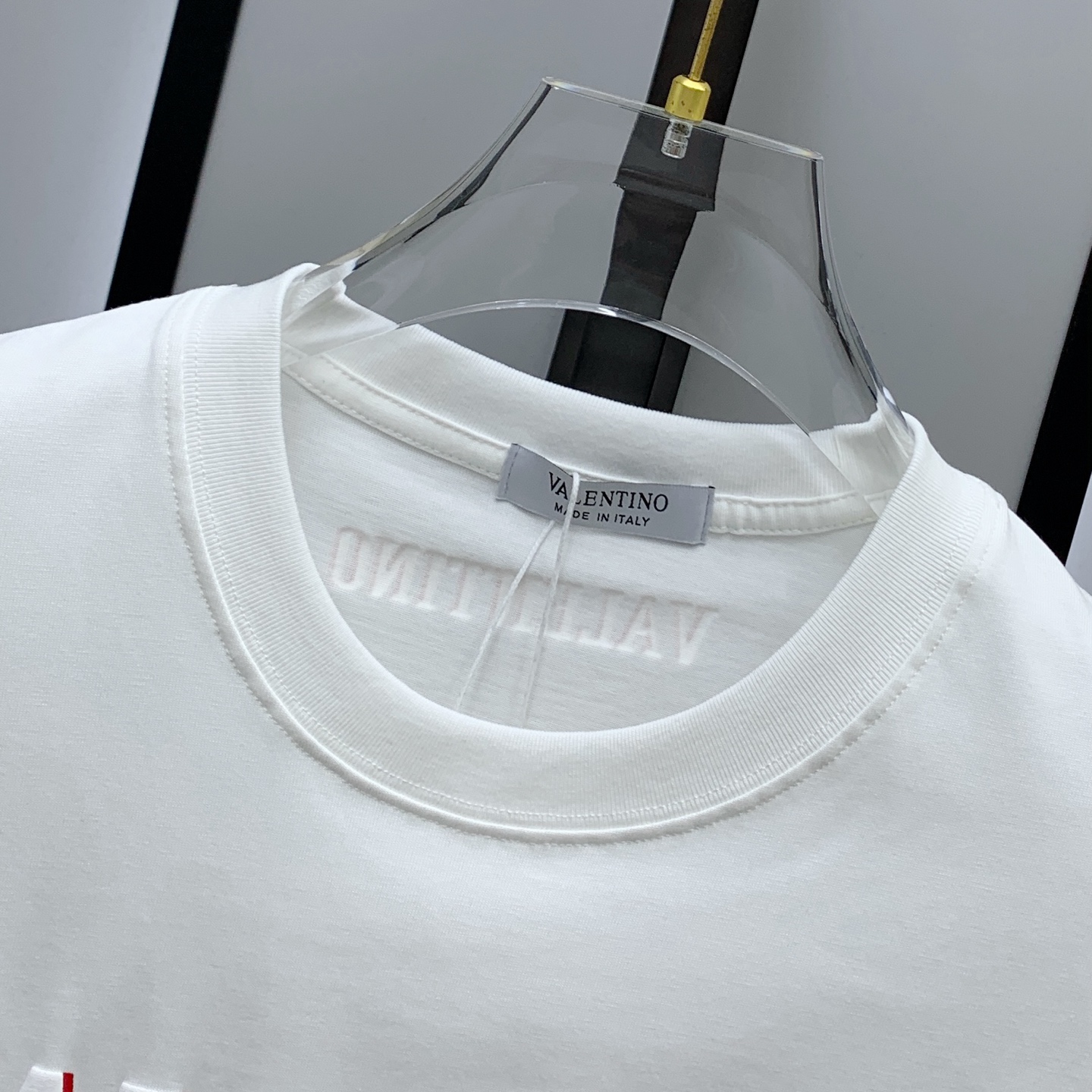 🌾ss华伦天奴纯棉最新面料（最高版本）经典标识图案logo时尚简约潮流短袖，最顶级的品质专柜原单短袖，顶