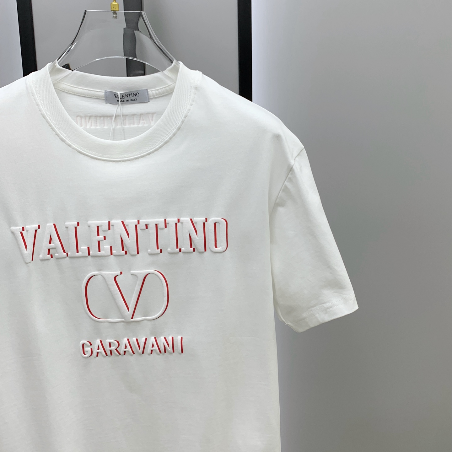 🌾ss华伦天奴纯棉最新面料（最高版本）经典标识图案logo时尚简约潮流短袖，最顶级的品质专柜原单短袖，顶