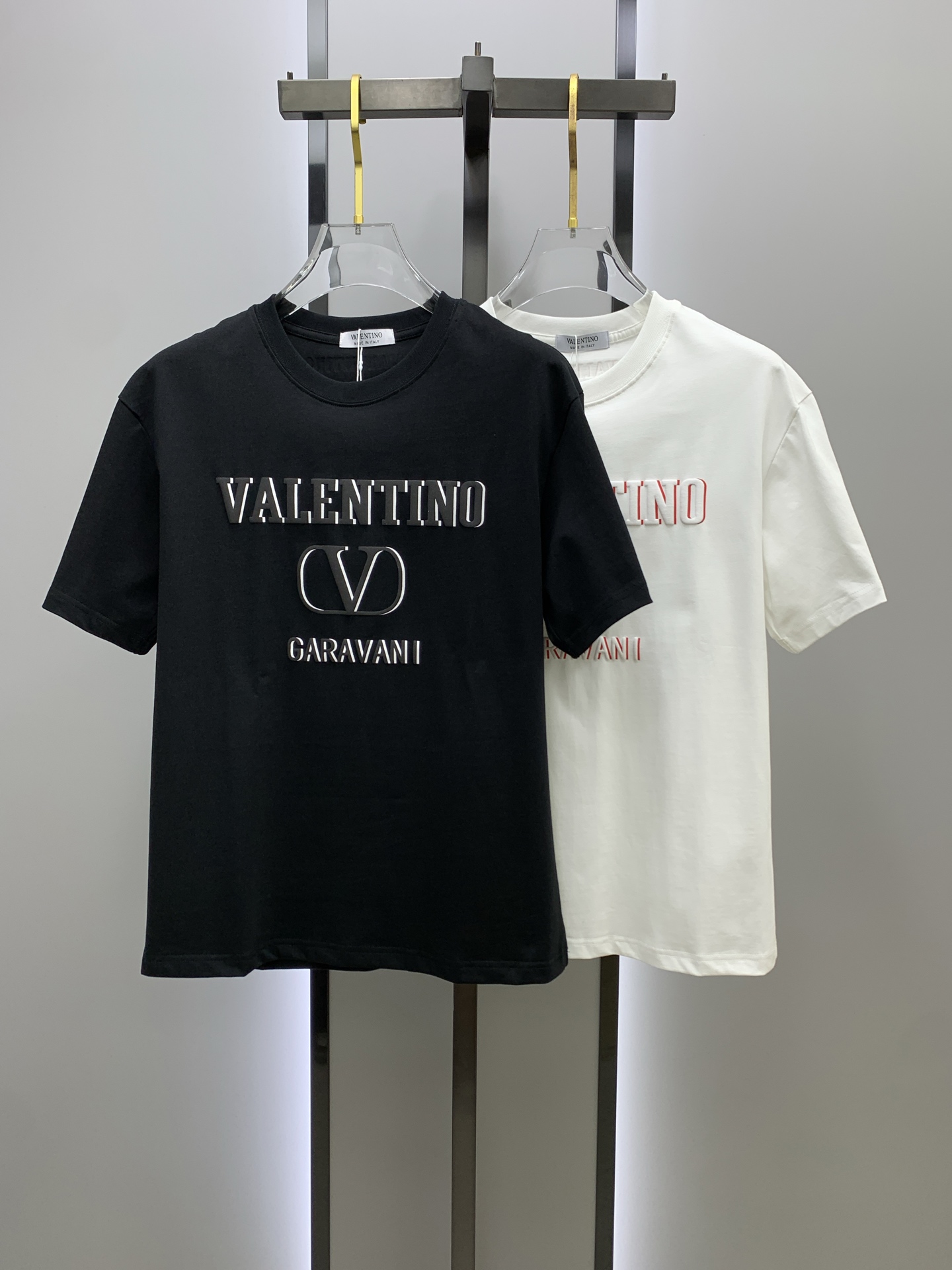 🌾ss华伦天奴纯棉最新面料（最高版本）经典标识图案logo时尚简约潮流短袖，最顶级的品质专柜原单短袖，顶