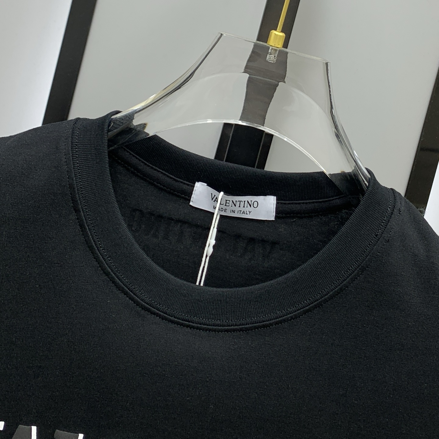 🌾ss华伦天奴纯棉最新面料（最高版本）经典标识图案logo时尚简约潮流短袖，最顶级的品质专柜原单短袖，顶