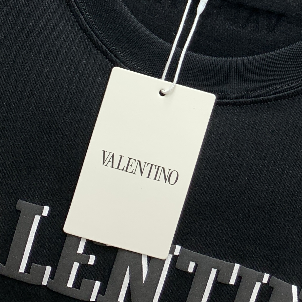 🌾ss华伦天奴纯棉最新面料（最高版本）经典标识图案logo时尚简约潮流短袖，最顶级的品质专柜原单短袖，顶