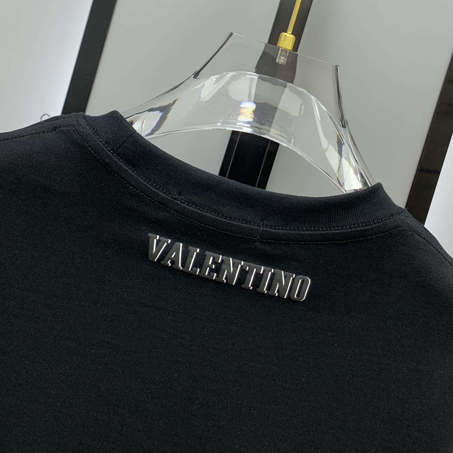 🌾ss华伦天奴纯棉最新面料（最高版本）经典标识图案logo时尚简约潮流短袖，最顶级的品质专柜原单短袖，顶