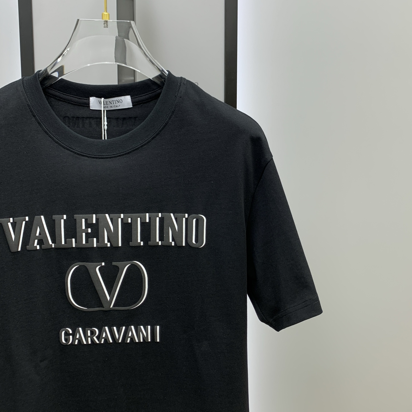 🌾ss华伦天奴纯棉最新面料（最高版本）经典标识图案logo时尚简约潮流短袖，最顶级的品质专柜原单短袖，顶