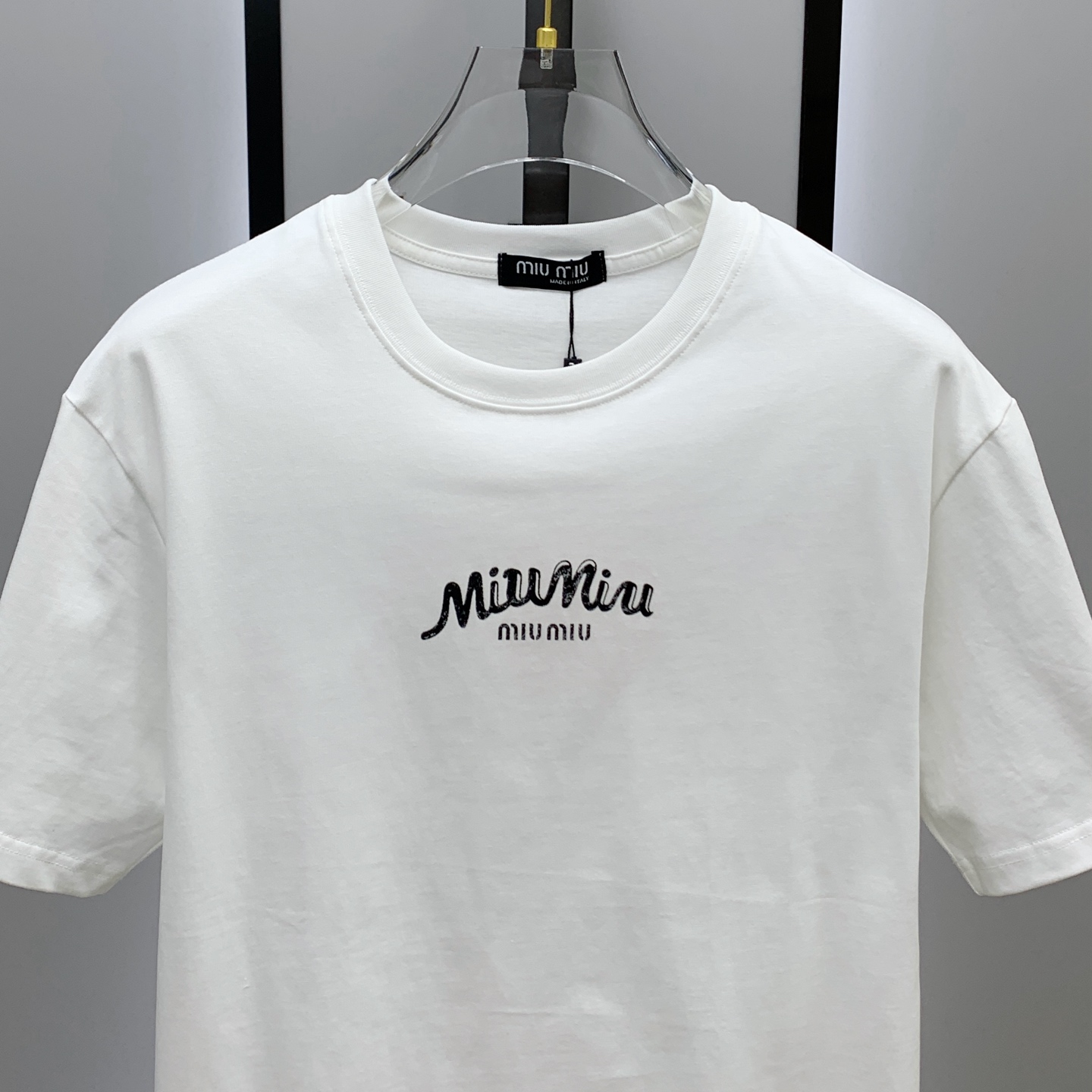 🌾ssmiumiu纯棉最新面料（最高版本）经典标识图案logo时尚简约潮流短袖，最顶级的品质专柜原单短袖