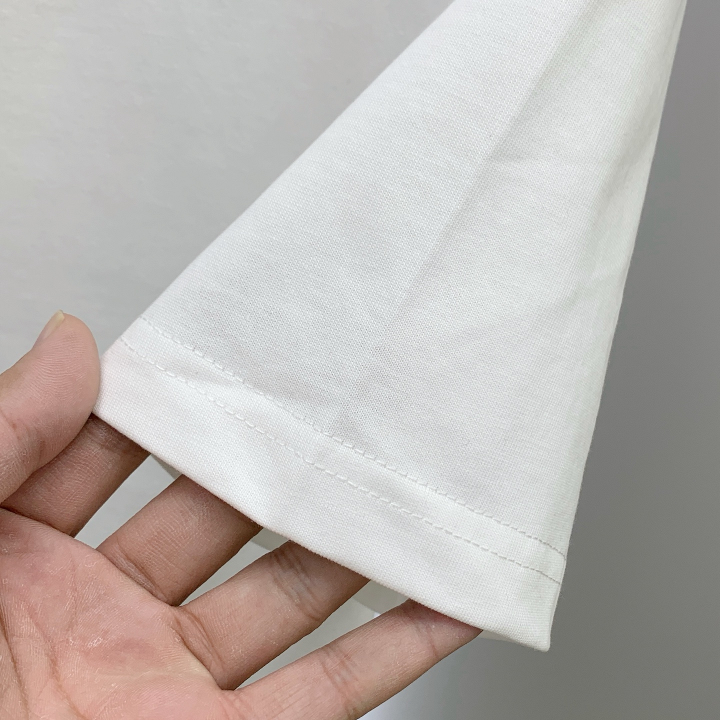 🌾ssmiumiu纯棉最新面料（最高版本）经典标识图案logo时尚简约潮流短袖，最顶级的品质专柜原单短袖