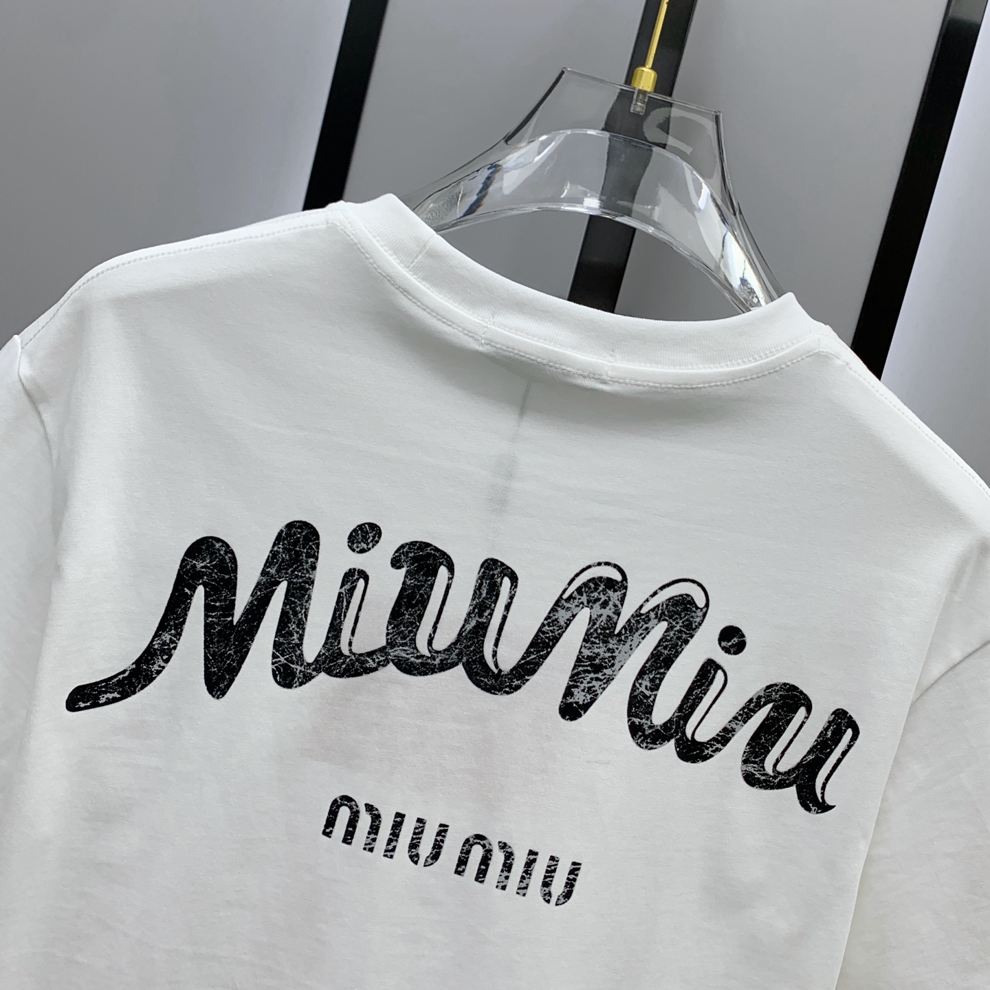 🌾ssmiumiu纯棉最新面料（最高版本）经典标识图案logo时尚简约潮流短袖，最顶级的品质专柜原单短袖