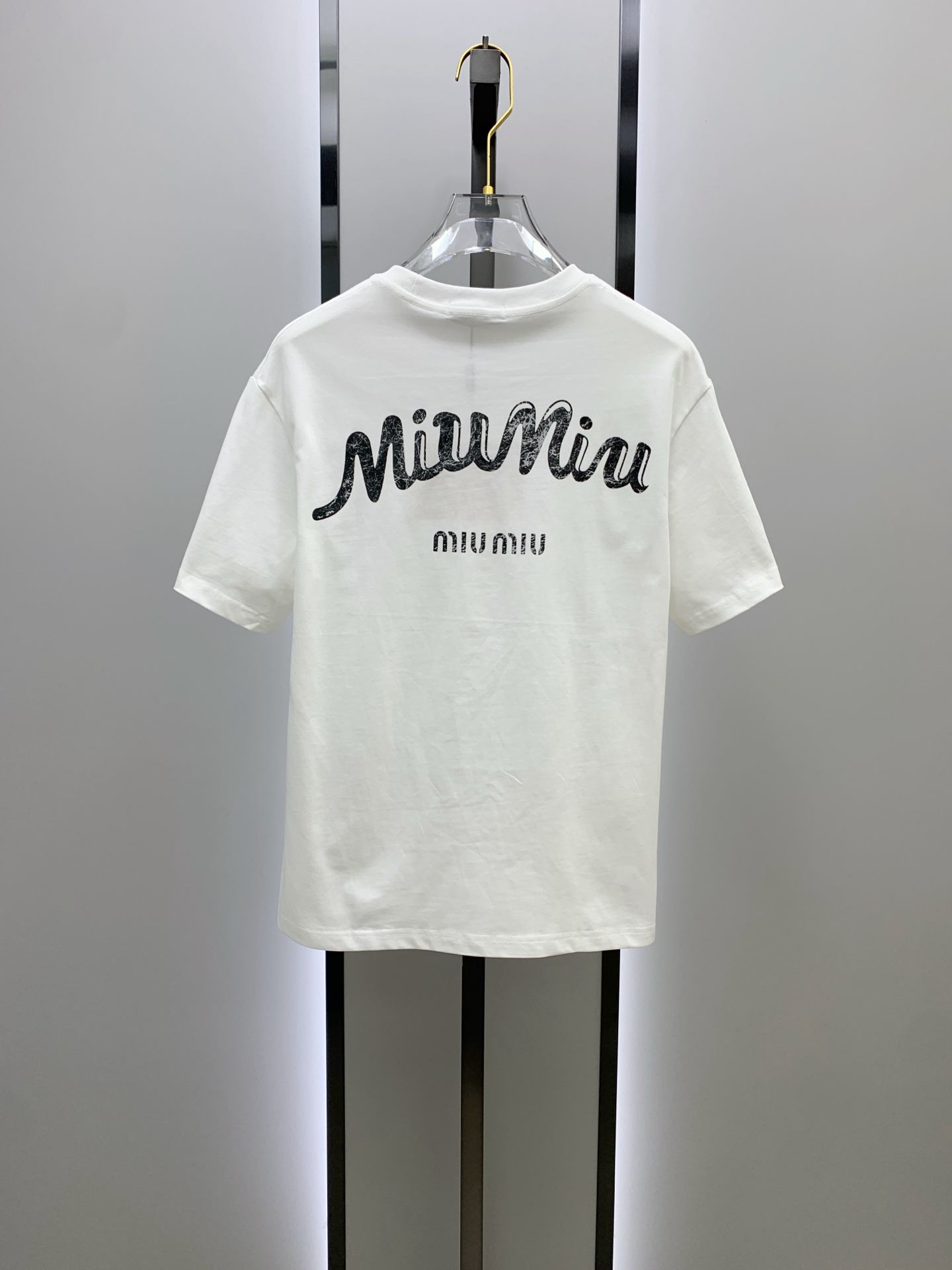 🌾ssmiumiu纯棉最新面料（最高版本）经典标识图案logo时尚简约潮流短袖，最顶级的品质专柜原单短袖