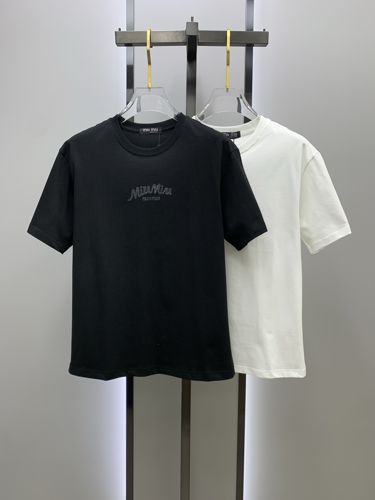 🌾ssmiumiu纯棉最新面料（最高版本）经典标识图案logo时尚简约潮流短袖，最顶级的品质专柜原单短袖