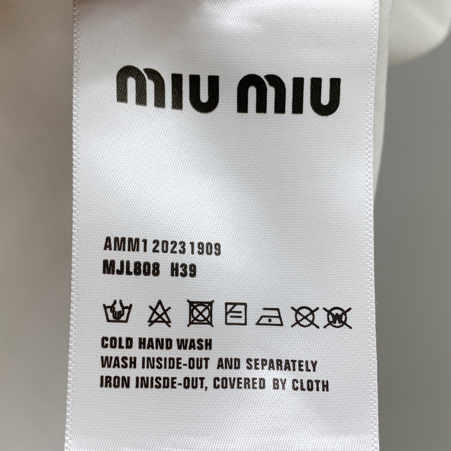 🌾ssmiumiu纯棉最新面料（最高版本）经典标识图案logo时尚简约潮流短袖，最顶级的品质专柜原单短袖