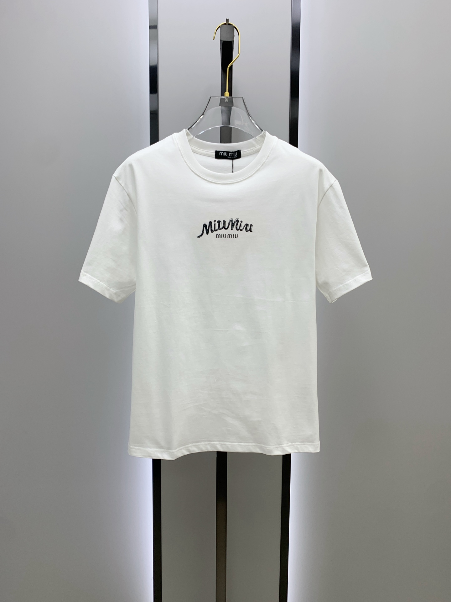 🌾ssmiumiu纯棉最新面料（最高版本）经典标识图案logo时尚简约潮流短袖，最顶级的品质专柜原单短袖