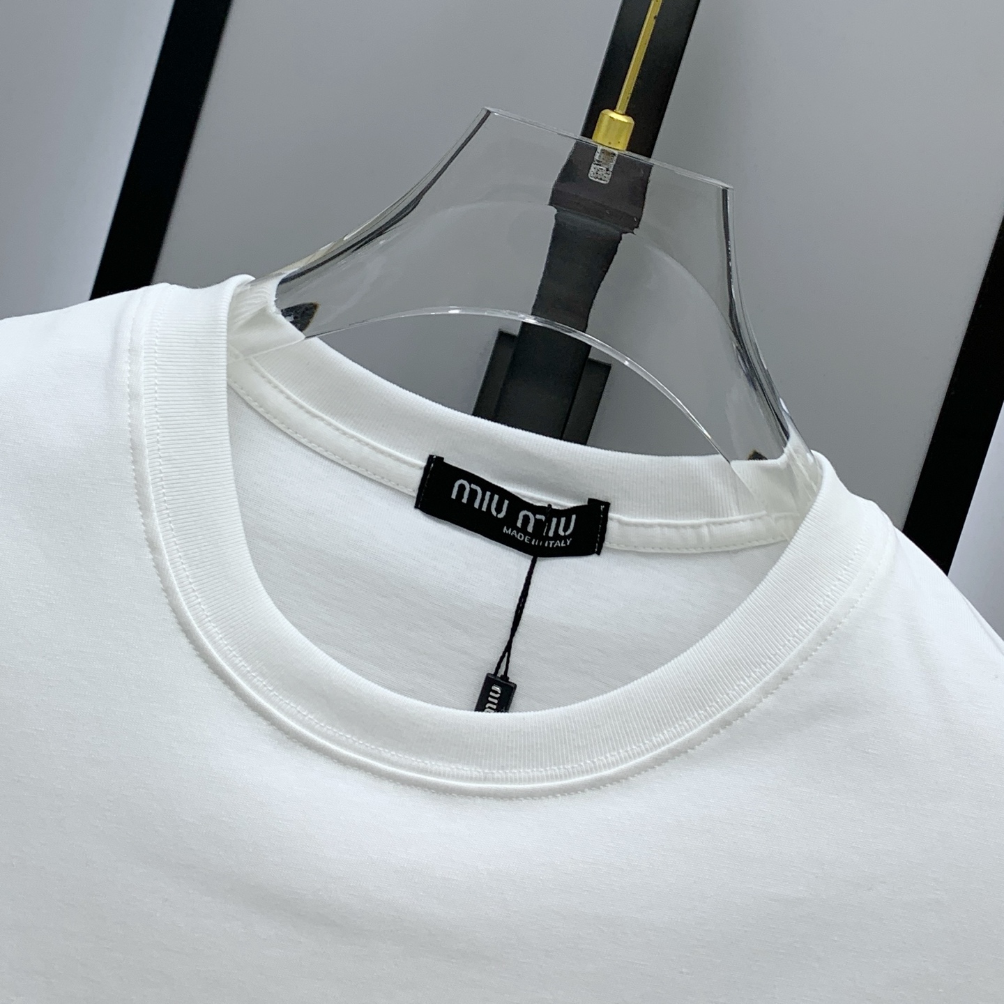 🌾ssmiumiu纯棉最新面料（最高版本）经典标识图案logo时尚简约潮流短袖，最顶级的品质专柜原单短袖