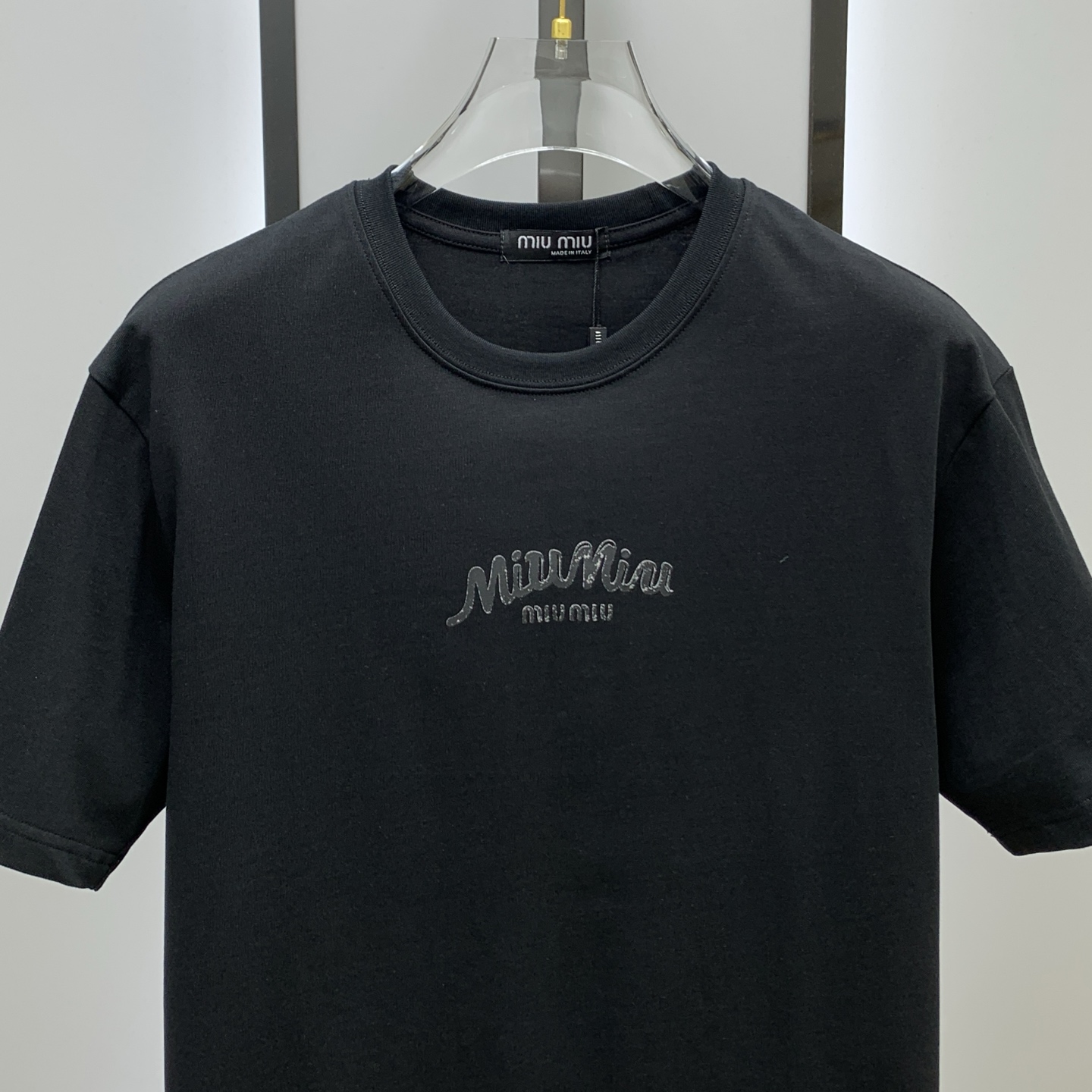 🌾ssmiumiu纯棉最新面料（最高版本）经典标识图案logo时尚简约潮流短袖，最顶级的品质专柜原单短袖