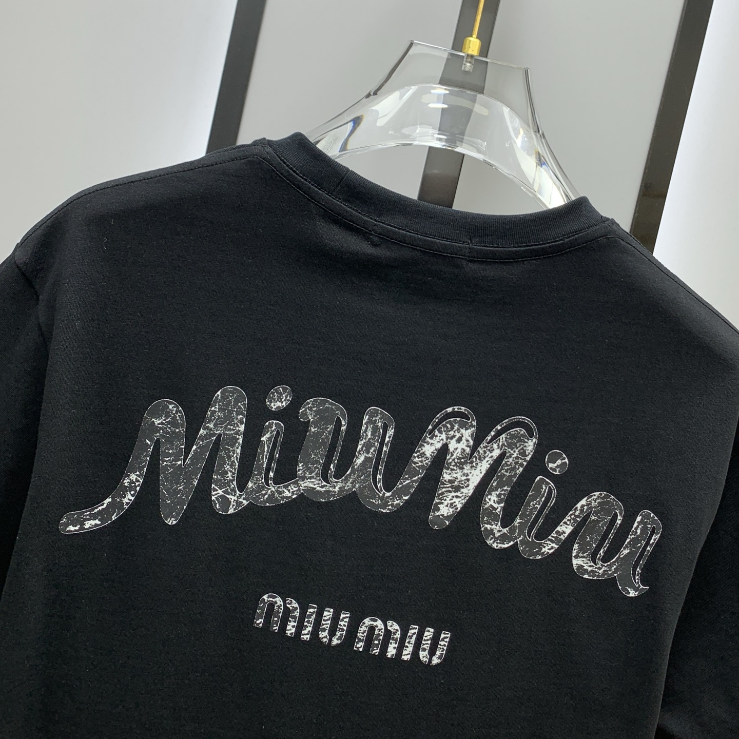 🌾ssmiumiu纯棉最新面料（最高版本）经典标识图案logo时尚简约潮流短袖，最顶级的品质专柜原单短袖