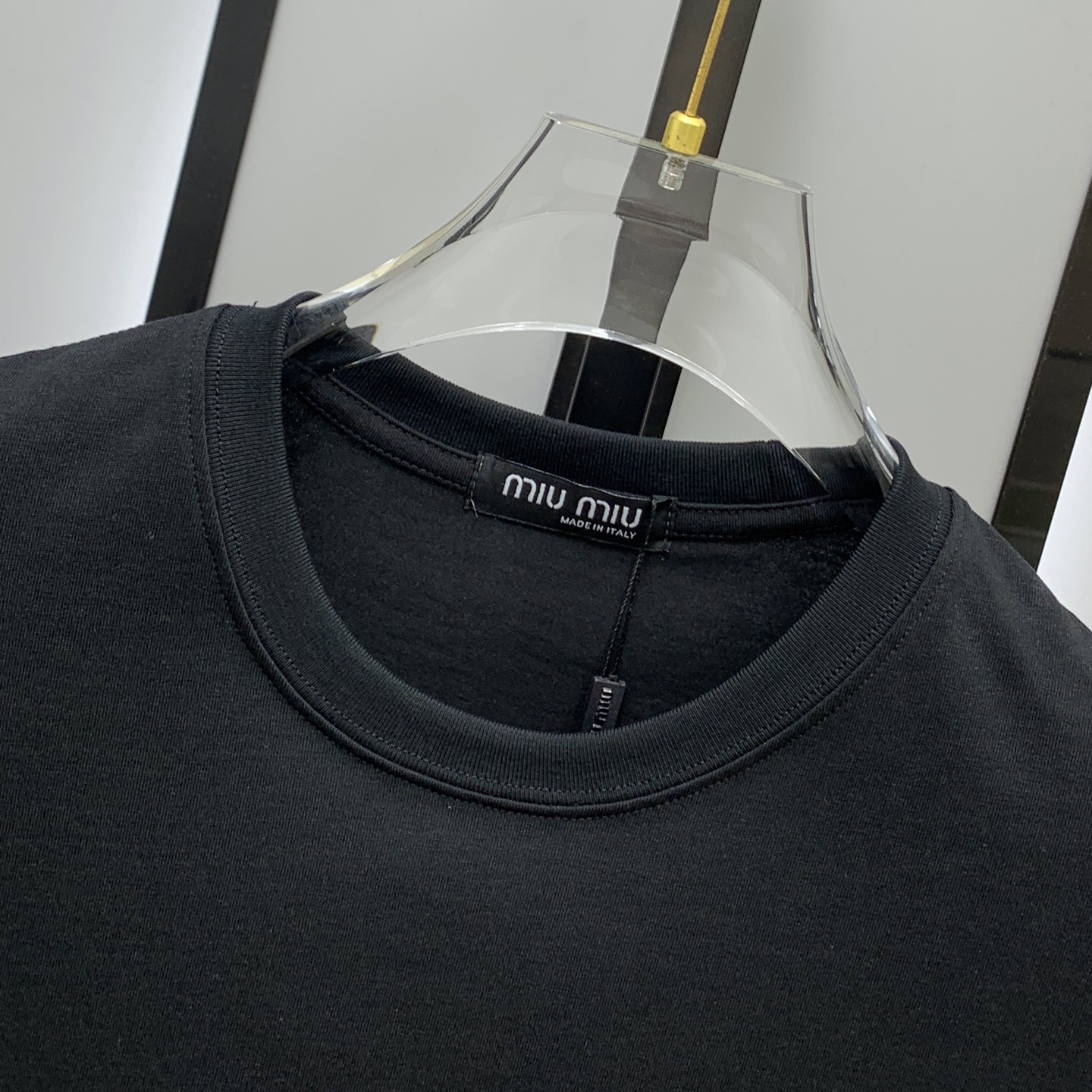 🌾ssmiumiu纯棉最新面料（最高版本）经典标识图案logo时尚简约潮流短袖，最顶级的品质专柜原单短袖