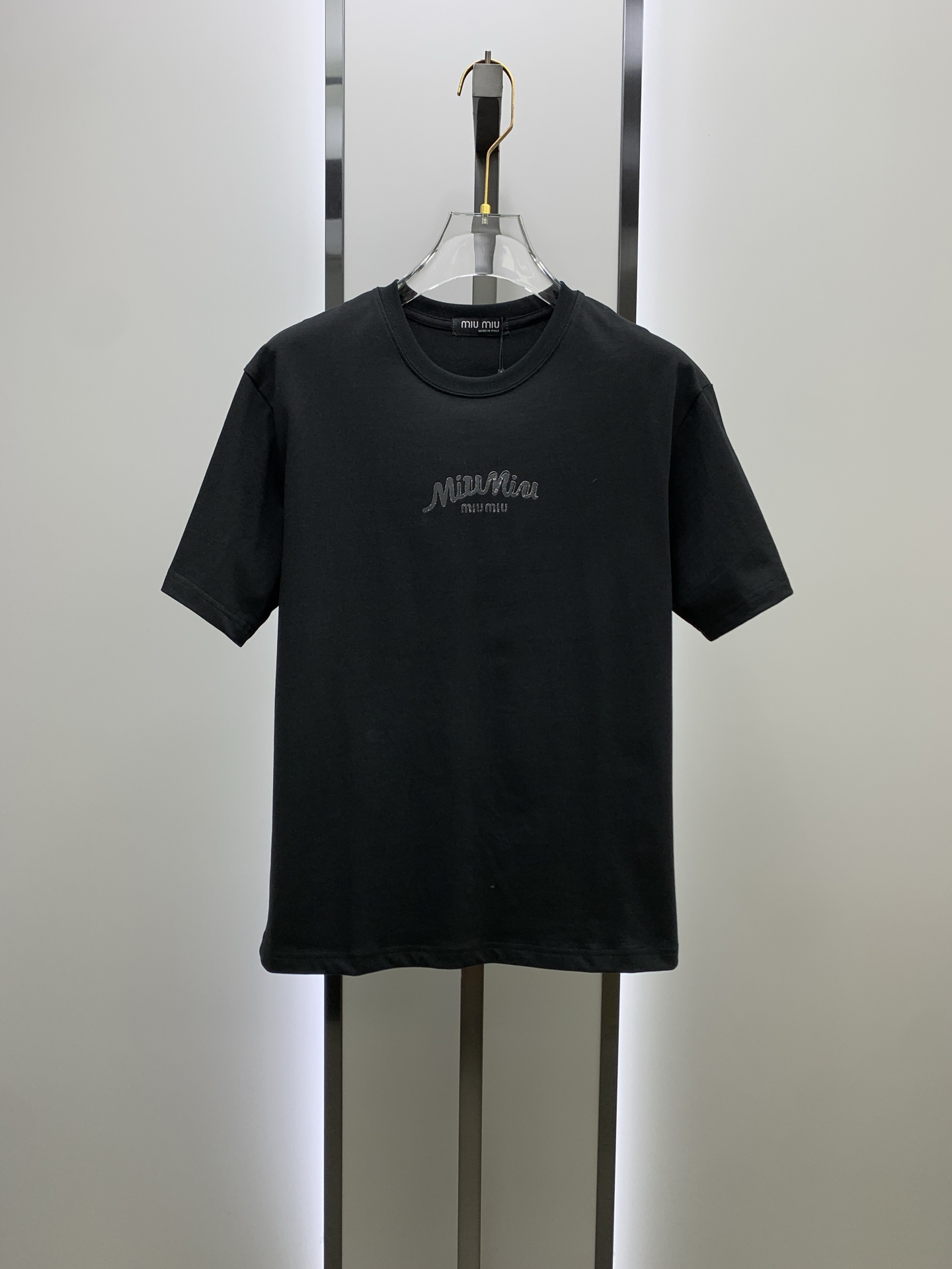 🌾ssmiumiu纯棉最新面料（最高版本）经典标识图案logo时尚简约潮流短袖，最顶级的品质专柜原单短袖