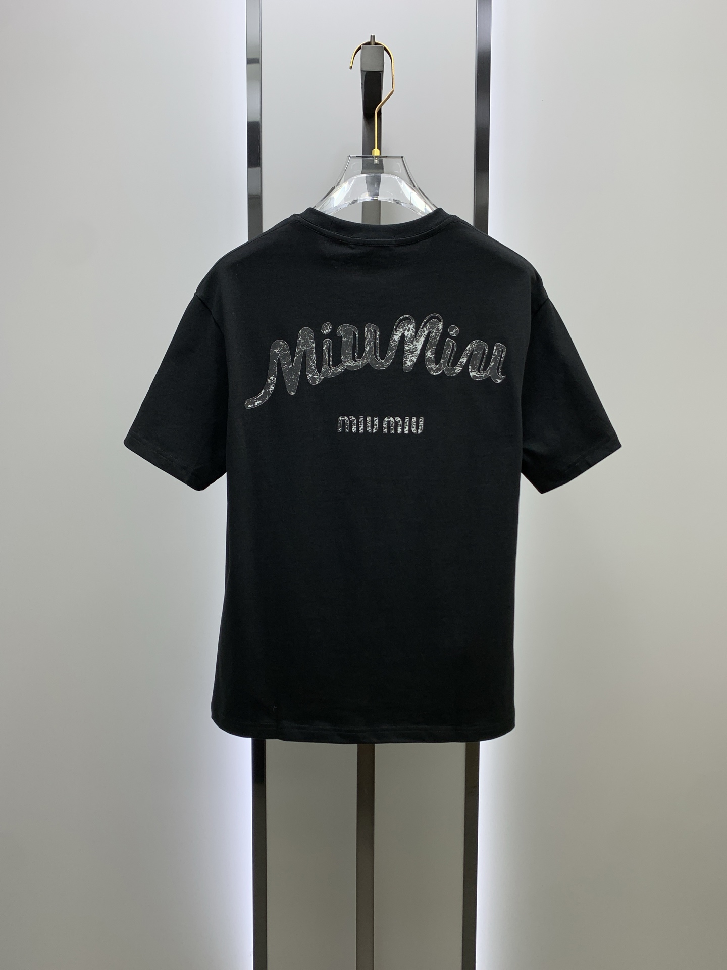 🌾ssmiumiu纯棉最新面料（最高版本）经典标识图案logo时尚简约潮流短袖，最顶级的品质专柜原单短袖