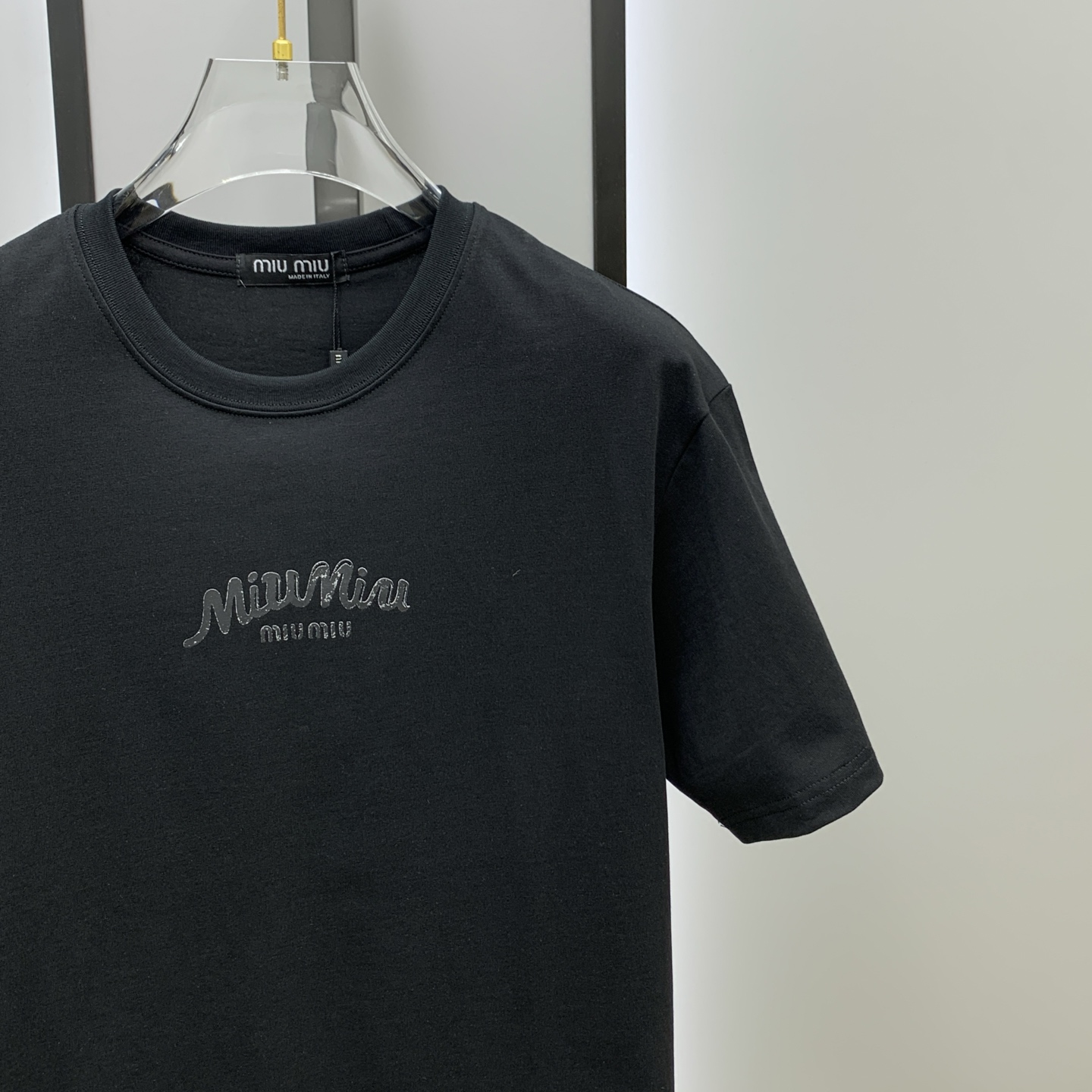 🌾ssmiumiu纯棉最新面料（最高版本）经典标识图案logo时尚简约潮流短袖，最顶级的品质专柜原单短袖