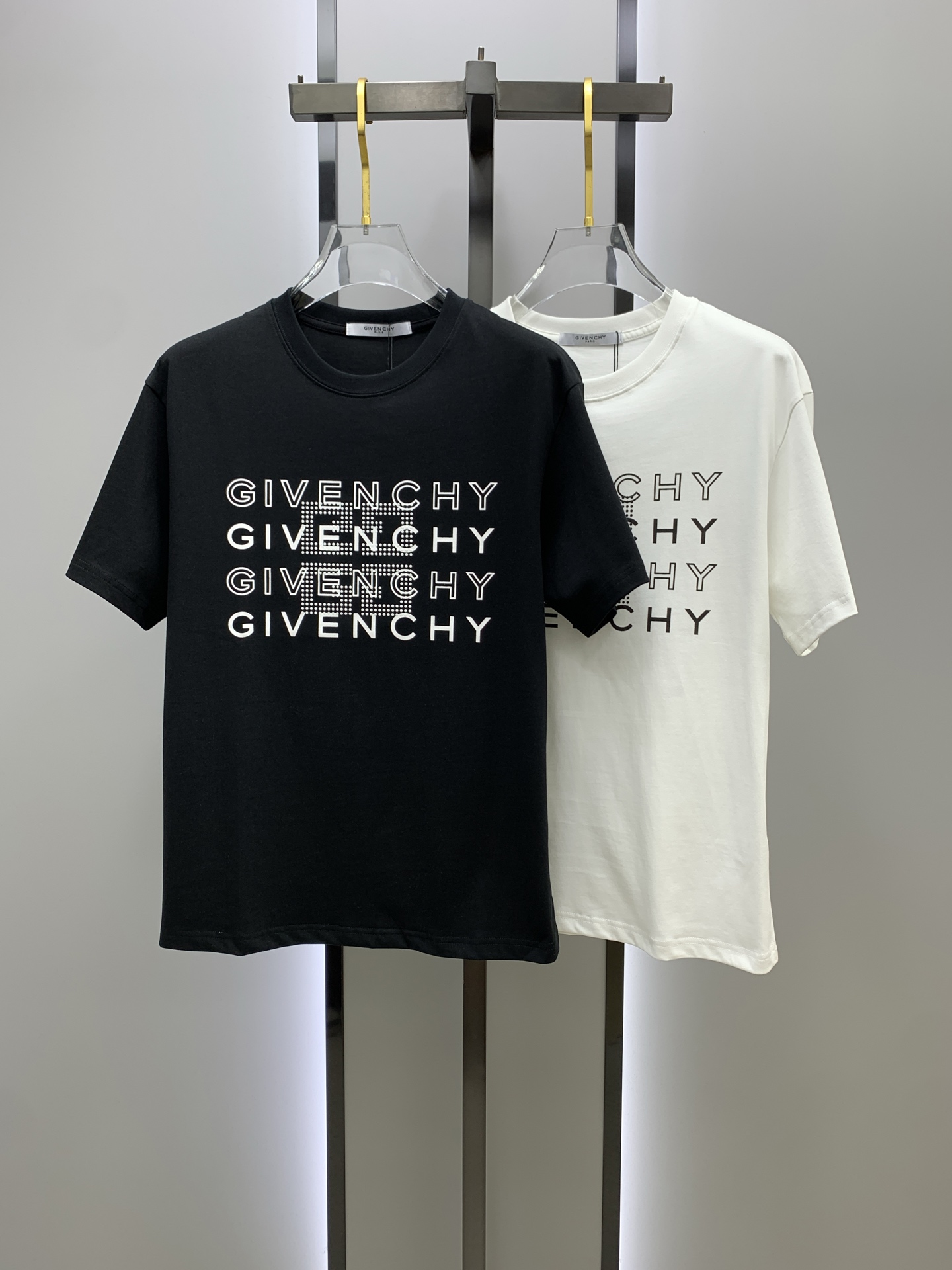 NO:128036,SS Jijia Pure Cotton Latest Fabric (The highest version) GIV letter flocking craftsmanship classic logo logo fashion simple trendy short sleeves, top quality counter original single short sleeves, top production craft imported fabric, unique design of counter style, using imported high-end customized fabrics. The official website is on sale!  Excellent fabric fit, size..Black and white M-3XL,,T-shirt,alexander wang19860909ss纪家纯棉最新面料（最高版本）胸前GIV字母植绒工艺经典标识图案logo时尚简约潮流短袖,最顶级的品质专柜原单短袖,顶级制作工艺进口面料,专柜款独特设计,采用进口高端订制面料.官网在售！面料版型超赞 码数..黑白色 M-3XL,,T-shirt,alexander wang,Men's clothing