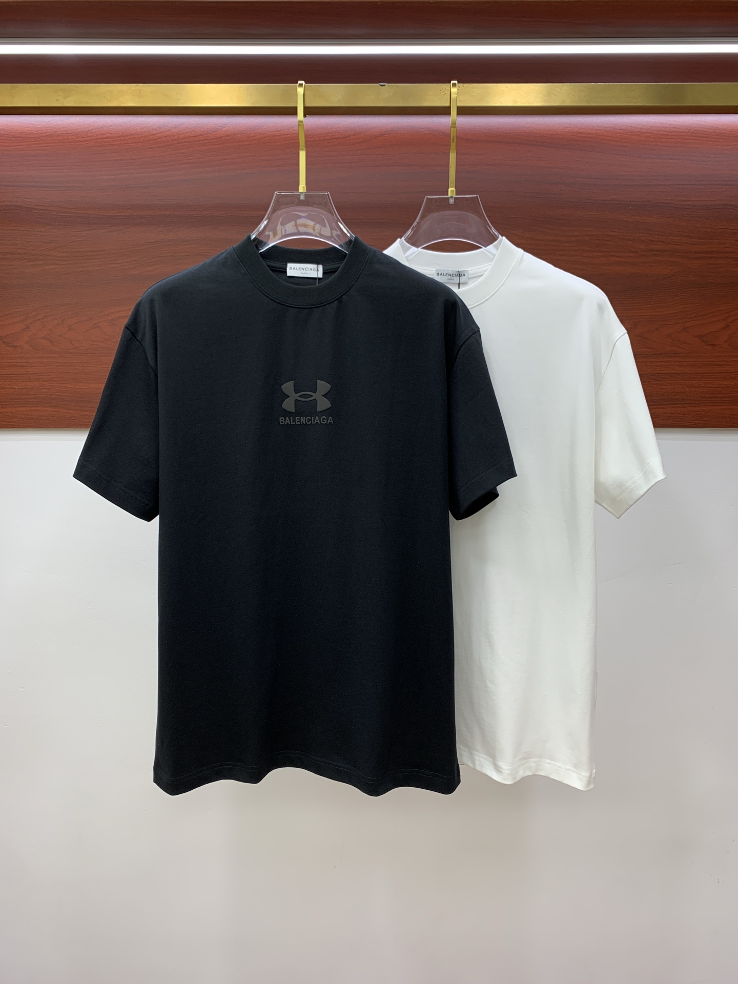 NO:146746,Balenciaga new original single men's casual base short-sleeved T-shirt!  High-end customization, high-end version, fashionable and versatile, loose version, original imported 420g double-strand pure cotton fabric, threaded cuffs, neckline hem, super soft and delicate, skin-friendly and comfortable to wear, high-end boutique, OEM, fine-made top body, very good, men's essential items, three-standard size M-3XL maximum size can be worn about pounds,,balenciaga,T-shirt,tees,t-shirt,alexander wang19860909巴黎世家新款原单男士休闲打底短袖T恤！高端定制 高版本 时尚百搭爆款宽松版型原版进口420克双股纯棉面料 螺纹袖口.领口衣摆 手感超柔软细腻 穿着亲肤舒适 高端精品 代工厂精细做上身非常赞 男士必备单品 三标齐全 尺码M-3XL最大码可穿斤左右,,balenciaga,T-shirt,tees，t-shirt,alexander wang,Men's clothing