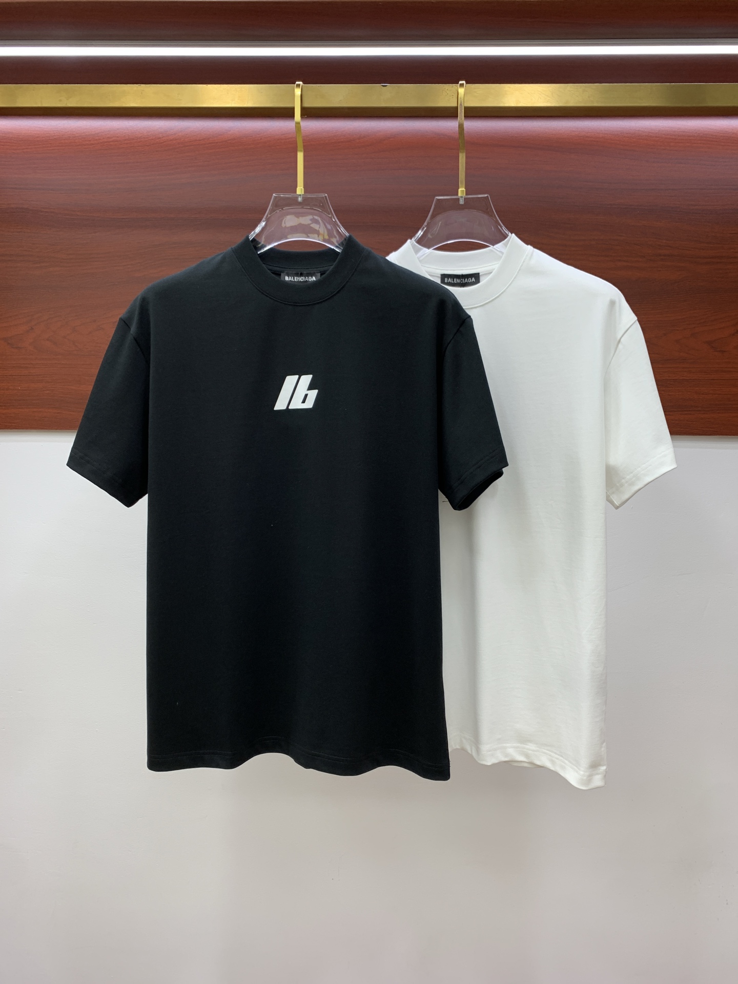 NO:146762,Balenciaga new original single men's casual base short-sleeved T-shirt!  High-end customization, high-end version, fashionable and versatile, loose version, original imported 420g double-strand pure cotton fabric, threaded cuffs, neckline hem, super soft and delicate, skin-friendly and comfortable to wear, high-end boutique, OEM, fine-made top body, very good, men's essential items, three-standard size M-3XL maximum size can be worn about pounds,,balenciaga,T-shirt,tees,t-shirt,alexander wang19860909巴黎世家新款原单男士休闲打底短袖T恤！高端定制 高版本 时尚百搭爆款宽松版型原版进口420克双股纯棉面料 螺纹袖口.领口衣摆 手感超柔软细腻 穿着亲肤舒适 高端精品 代工厂精细做上身非常赞 男士必备单品 三标齐全 尺码M-3XL最大码可穿斤左右,,balenciaga,T-shirt,tees，t-shirt,alexander wang,Men's clothing