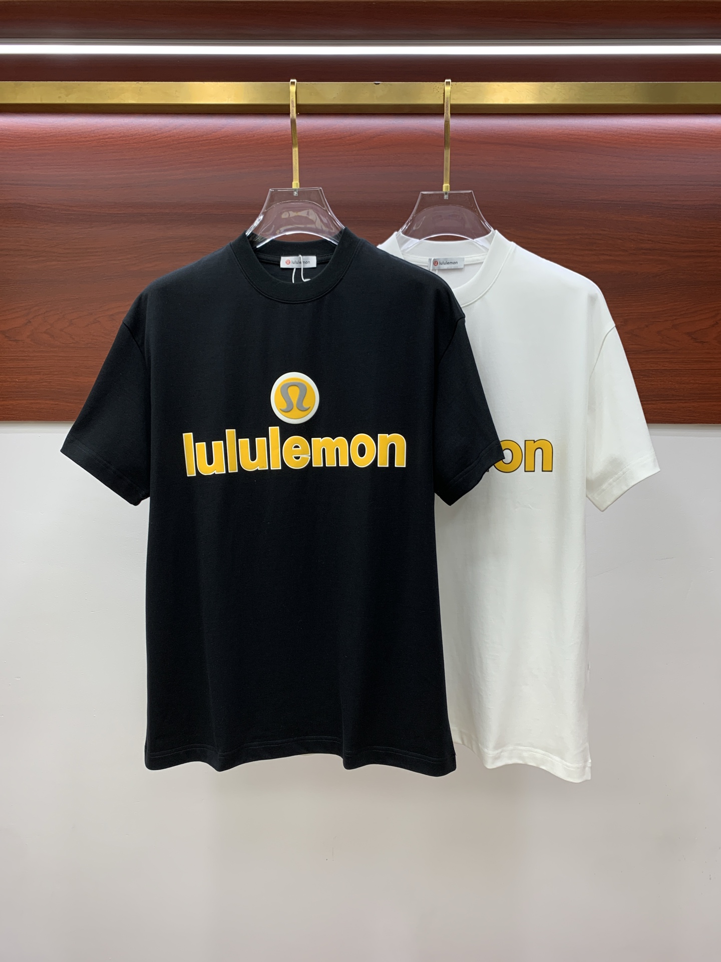 NO:146738,Lulu new original single men's casual base short-sleeved T-shirt!  High-end customization, high-end version, fashionable and versatile, loose version, original imported 420g double-strand pure cotton fabric, threaded cuffs, neckline hem, super soft and delicate, skin-friendly and comfortable to wear, high-end boutique, OEM factory made the top body very good, men's essential items, three standards, size M-3XL maximum size can be worn about pounds,, T-shirt,tees, t-shirt,alexander wang19860909lulu新款原单男士休闲打底短袖T恤！高端定制 高版本 时尚百搭爆款宽松版型原版进口420克双股纯棉面料 螺纹袖口.领口衣摆 手感超柔软细腻 穿着亲肤舒适 高端精品 代工厂精细做上身非常赞 男士必备单品 三标齐全 尺码M-3XL最大码可穿斤左右,,T-shirt,tees，t-shirt,alexander wang,Men's clothing