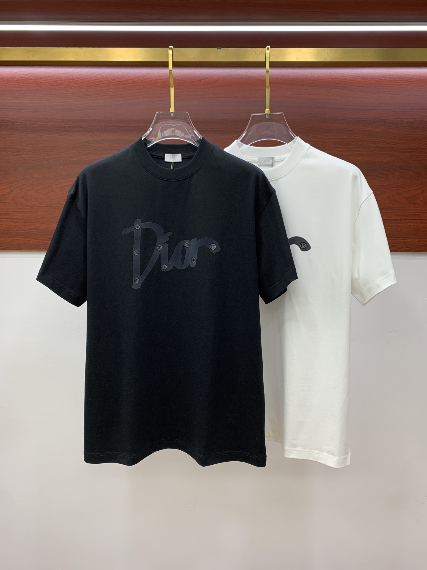 NO:146777,Dior's new original single men's casual base short-sleeved T-shirt!  High-end customization, high-end version, fashionable and versatile, loose version, original imported 420g double-strand pure cotton fabric, threaded cuffs, neckline hem, super soft and delicate, skin-friendly and comfortable to wear, high-end boutique, OEM factory made the top body very good, men's essential items, three-standard size M-3XL maximum size can be worn about pounds,,dior,T-shirt,tees,t-shirt,alexander wang19860909迪奥新款原单男士休闲打底短袖T恤！高端定制 高版本 时尚百搭爆款宽松版型原版进口420克双股纯棉面料 螺纹袖口.领口衣摆 手感超柔软细腻 穿着亲肤舒适 高端精品 代工厂精细做上身非常赞 男士必备单品 三标齐全 尺码M-3XL最大码可穿斤左右,,dior,T-shirt,tees，t-shirt,alexander wang,Men's clothing
