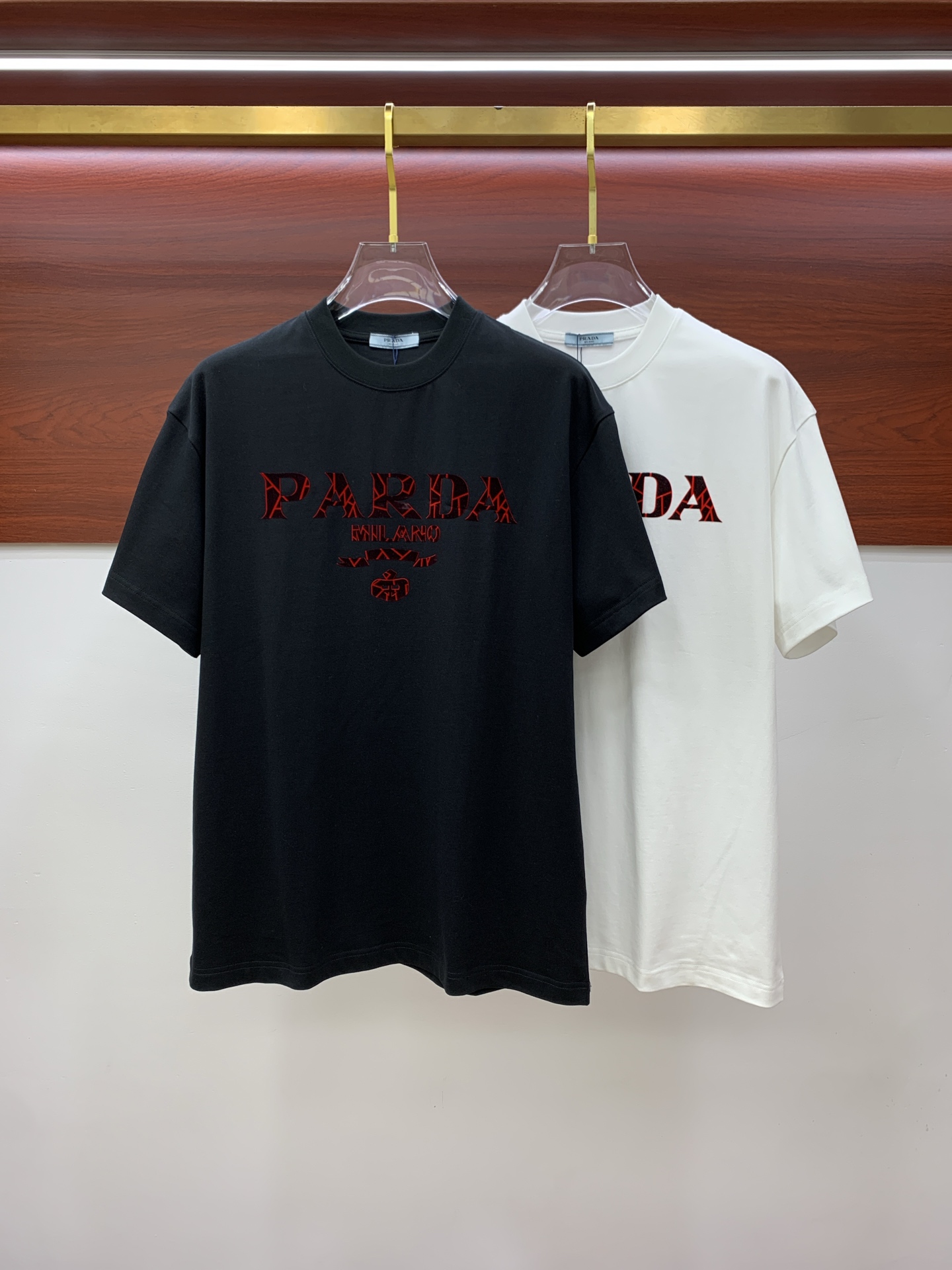NO:146754,Prada's new original single men's casual base short-sleeved T-shirt!  High-end customization, high-end version, fashionable and versatile, loose version, original imported 420g double-strand pure cotton fabric, threaded cuffs, neckline hem, super soft and delicate, skin-friendly and comfortable to wear, high-end boutique, OEM, fine-made top body, very good, men's essential items, three-standard size M-3XL maximum size can be worn about pounds,,prada,T-shirt,tees,t-shirt,alexander wang19860909普拉达新款原单男士休闲打底短袖T恤！高端定制 高版本 时尚百搭爆款宽松版型原版进口420克双股纯棉面料 螺纹袖口.领口衣摆 手感超柔软细腻 穿着亲肤舒适 高端精品 代工厂精细做上身非常赞 男士必备单品 三标齐全 尺码M-3XL最大码可穿斤左右,,prada,T-shirt,tees，t-shirt,alexander wang,Men's clothing