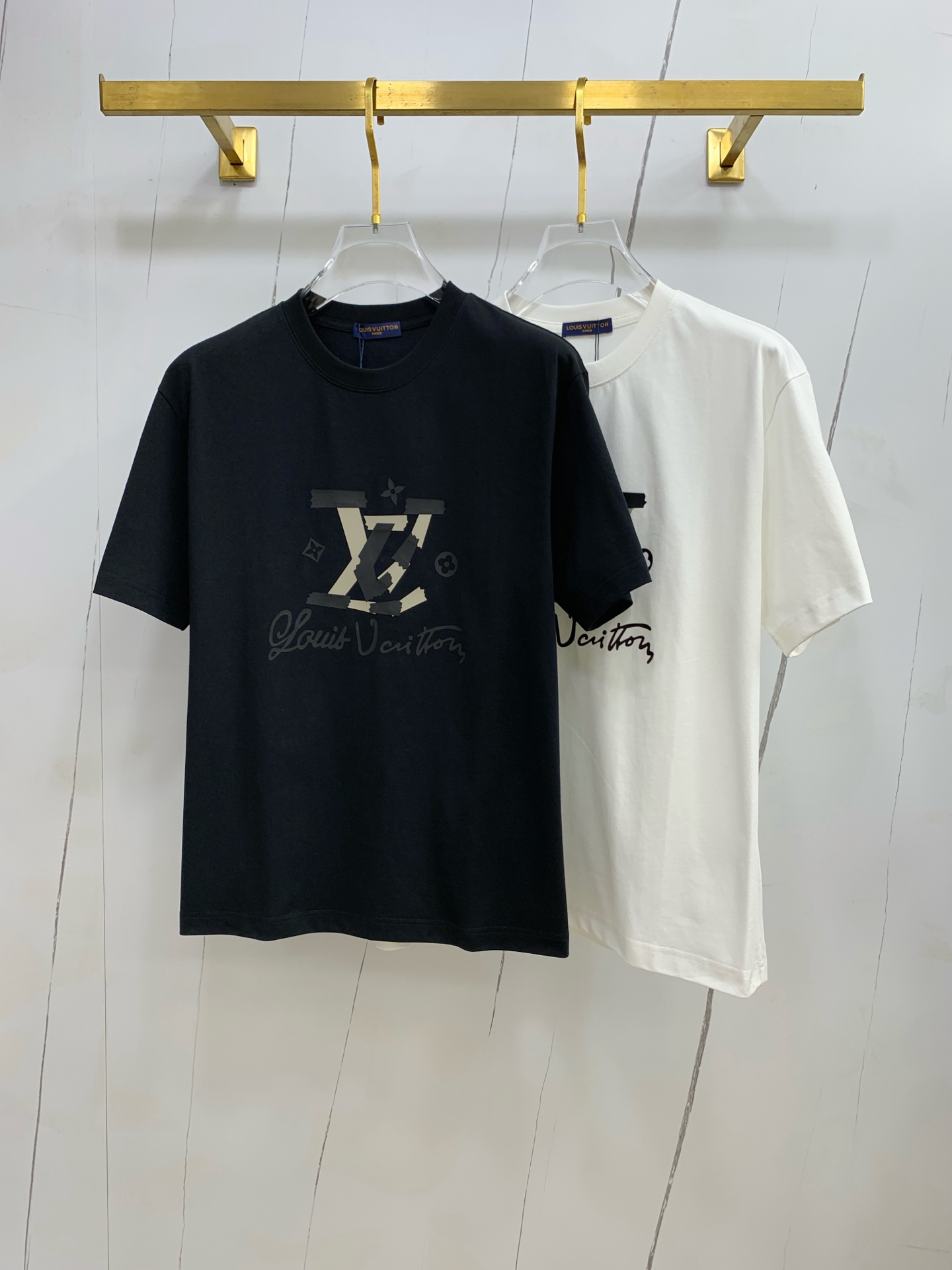 NO:517065,The latest ssLV pure cotton fabric, classic logo, logo, fashionable, simple and trendy short sleeves, the top quality counter original single short sleeves, the top production process imported fabric, the unique design of the counter model, using imported high-end customized fabrics. The official website is on sale!  Excellent fabric size..Black and white M-3XL,,louis vuitton,T-shirt,alexander wang19860909ssLV纯棉最新面料经典标识图案logo时尚简约潮流短袖,最顶级的品质专柜原单短袖,顶级制作工艺进口面料,专柜款独特设计,采用进口高端订制面料.官网在售！面料版型超赞 码数..黑白色 M-3XL,,louis vuitton,T-shirt,alexander wang,Men's clothing