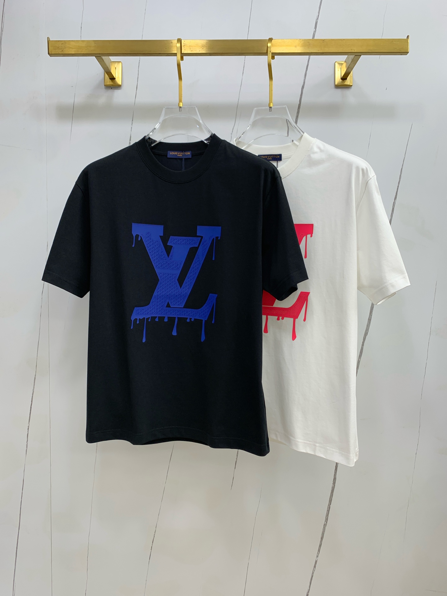 NO:517090,The latest ssLV pure cotton fabric, classic logo, logo, fashionable, simple and trendy short sleeves, the top quality counter original single short sleeves, the top production process imported fabric, the unique design of the counter model, using imported high-end customized fabrics. The official website is on sale!  Excellent fabric size..Black and white M-3XL,,louis vuitton,T-shirt,alexander wang19860909ssLV纯棉最新面料经典标识图案logo时尚简约潮流短袖,最顶级的品质专柜原单短袖,顶级制作工艺进口面料,专柜款独特设计,采用进口高端订制面料.官网在售！面料版型超赞 码数..黑白色 M-3XL,,louis vuitton,T-shirt,alexander wang,Men's clothing