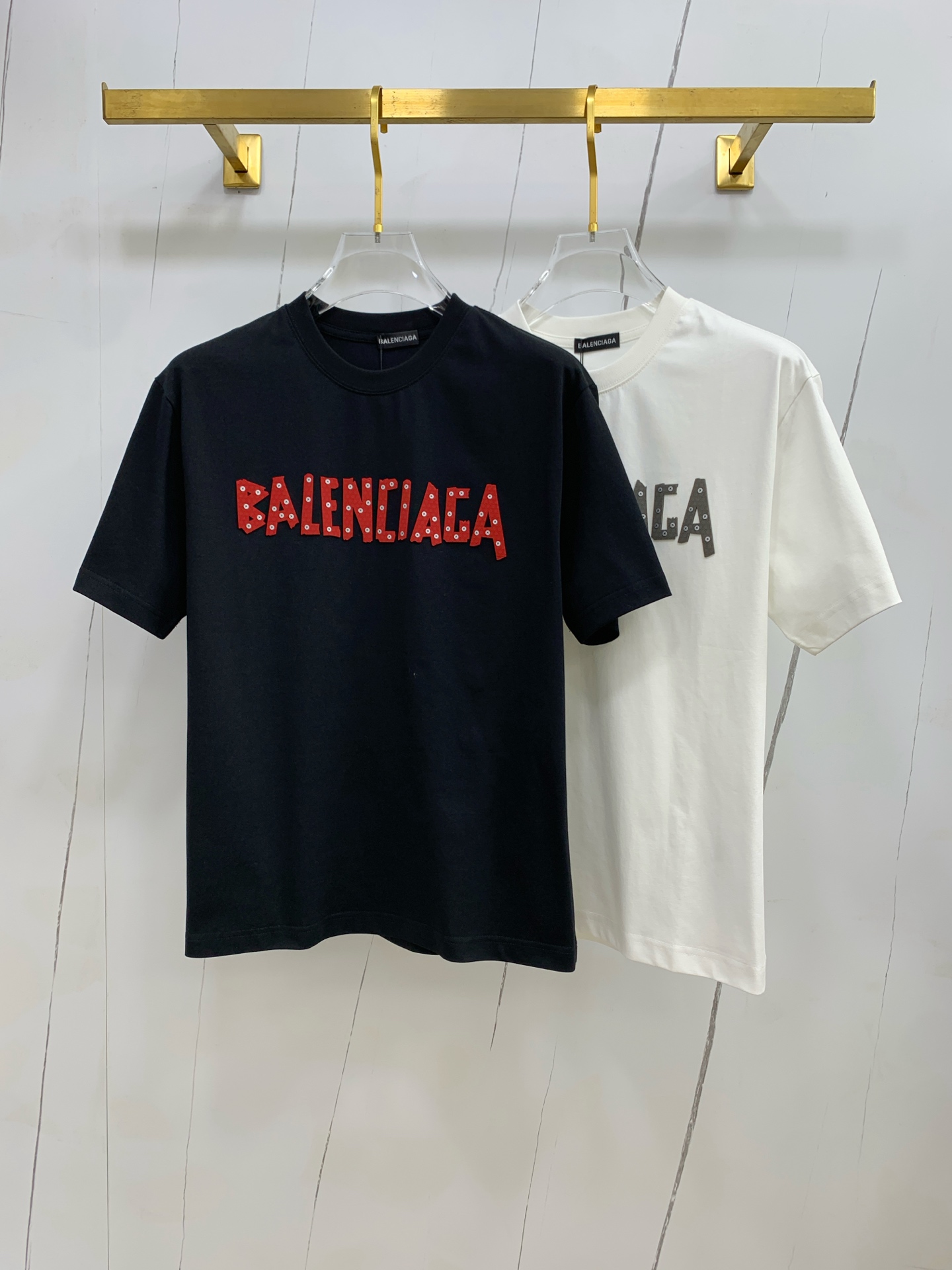 NO:517086,Ss Balenciaga pure cotton latest fabric, classic logo, logo, fashionable, simple and trendy short sleeves, the top quality counter original single short sleeves, top production craft imported fabrics, unique design of the counter model, using imported high-end customized fabrics. The official website is on sale!  Excellent fabric fit, size..Black and white M-3XL,,balenciaga,T-shirt,alexander wang19860909ss巴黎世家纯棉最新面料经典标识图案logo时尚简约潮流短袖,最顶级的品质专柜原单短袖,顶级制作工艺进口面料,专柜款独特设计,采用进口高端订制面料.官网在售！面料版型超赞 码数..黑白色 M-3XL,,balenciaga,T-shirt,alexander wang,Men's clothing