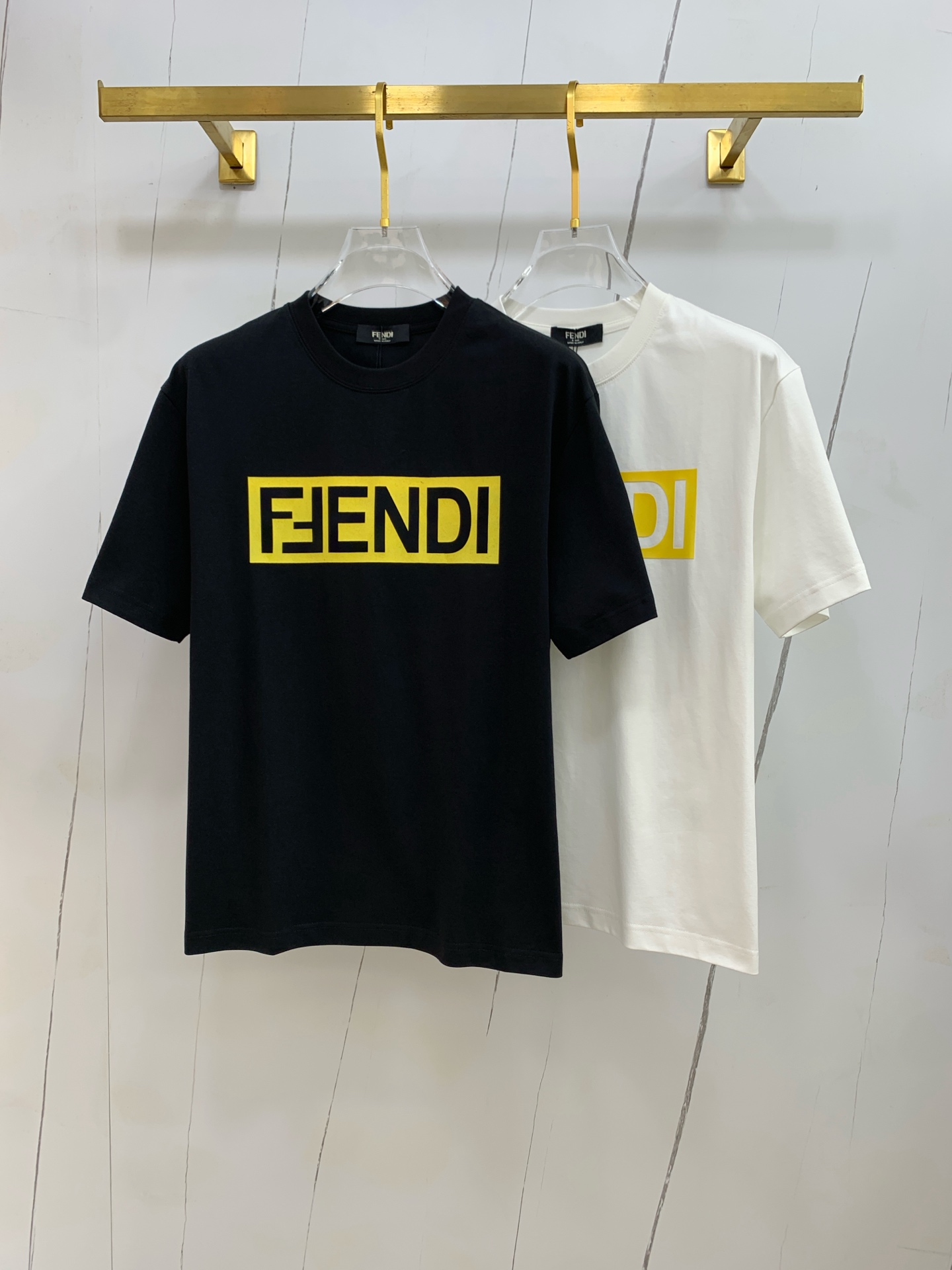 NO:517075,Ss Fendi pure cotton latest fabric classic logo pattern logo fashionable simple trendy short sleeves, the top quality counter original single short sleeves, top production craft imported fabrics, unique design of the counter model, using imported high-end customized fabrics. The official website is on sale!  Excellent fabric pattern, size..Black and white M-3XL,,fendi,T-shirt,alexander wang19860909ss芬迪纯棉最新面料经典标识图案logo时尚简约潮流短袖,最顶级的品质专柜原单短袖,顶级制作工艺进口面料,专柜款独特设计,采用进口高端订制面料.官网在售！面料版型超赞 码数..黑白色 M-3XL,,fendi,T-shirt,alexander wang,Men's clothing