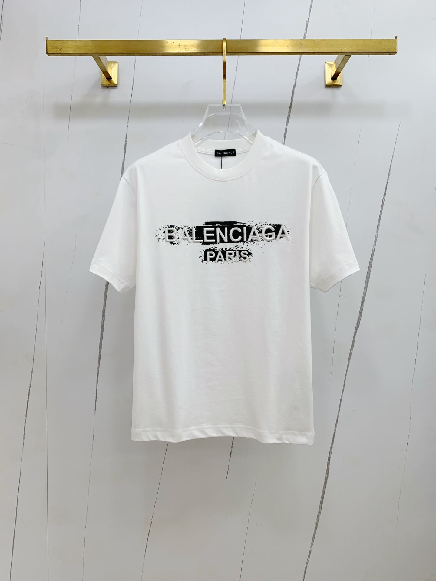 NO:517070,Ss Balenciaga pure cotton latest fabric, classic logo, logo, fashionable, simple and trendy short sleeves, the top quality counter original single short sleeves, top production craft imported fabrics, unique design of the counter model, using imported high-end customized fabrics. The official website is on sale!  Excellent fabric fit, size..Black and white M-3XL,,balenciaga,T-shirt,alexander wang19860909ss巴黎世家纯棉最新面料经典标识图案logo时尚简约潮流短袖,最顶级的品质专柜原单短袖,顶级制作工艺进口面料,专柜款独特设计,采用进口高端订制面料.官网在售！面料版型超赞 码数..黑白色 M-3XL,,balenciaga,T-shirt,alexander wang,Men's clothing