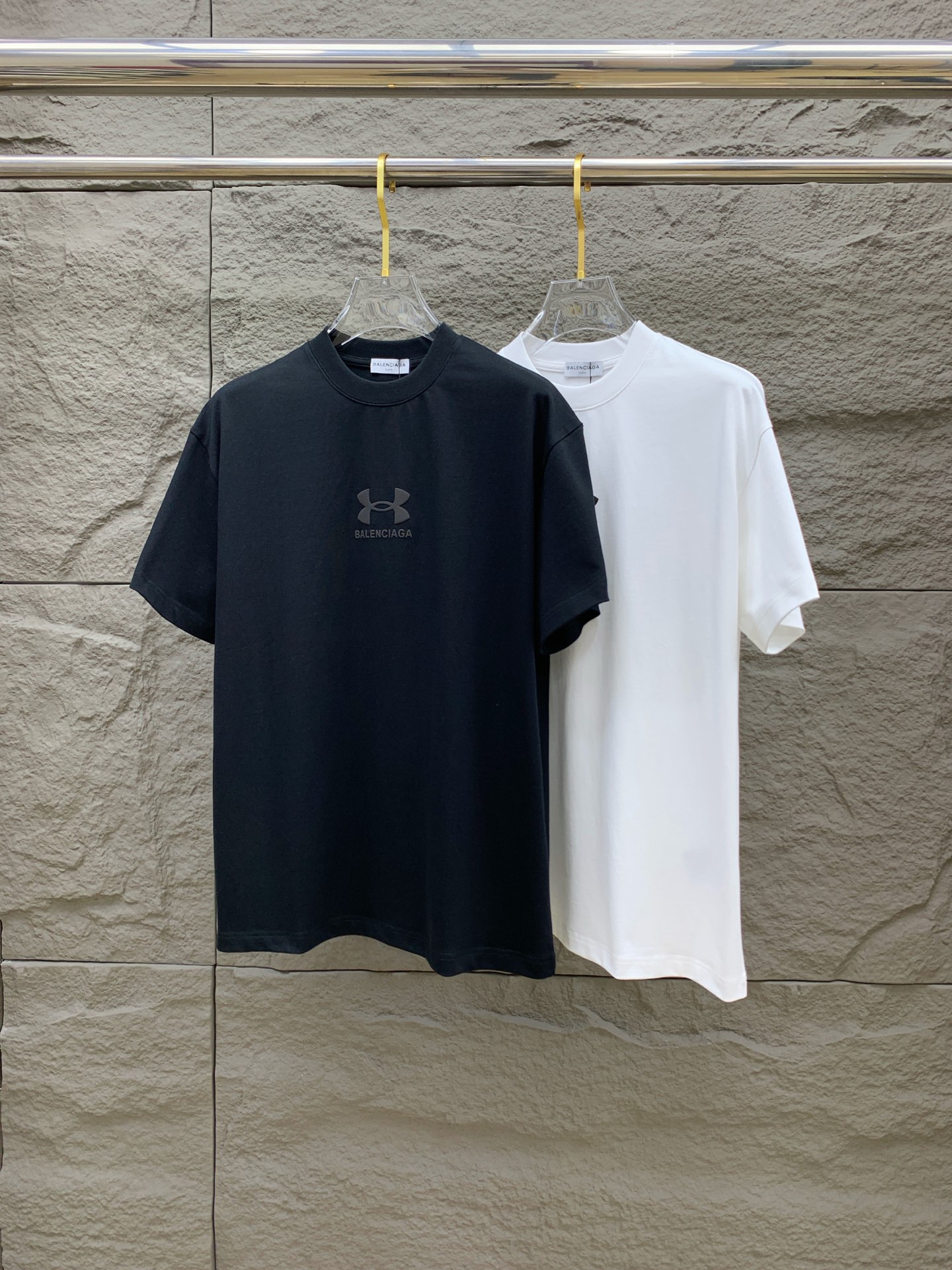 NO:133086,Paris Home 2025 new original single men's casual base short-sleeved T-shirt!  High-end customization, high-end version, fashionable and versatile, loose version, original imported 420g double-strand pure cotton fabric, threaded cuffs, neckline hem, super soft and delicate, skin-friendly and comfortable to wear, high-end boutique, OEM, fine-made top body, very good, men's essential items, three-standard size M-3XL maximum size can be worn about 200 catties,,balenciaga,T-shirt,tees,t-shirt,alexander wang19860909巴黎家2025新款原单男士休闲打底短袖T恤！高端定制 高版本 时尚百搭爆款宽松版型原版进口420克双股纯棉面料 螺纹袖口.领口衣摆 手感超柔软细腻 穿着亲肤舒适 高端精品 代工厂精细做上身非常赞 男士必备单品 三标齐全 尺码M-3XL最大码可穿200斤左右,,balenciaga,T-shirt,tees，t-shirt,alexander wang,Men's clothing