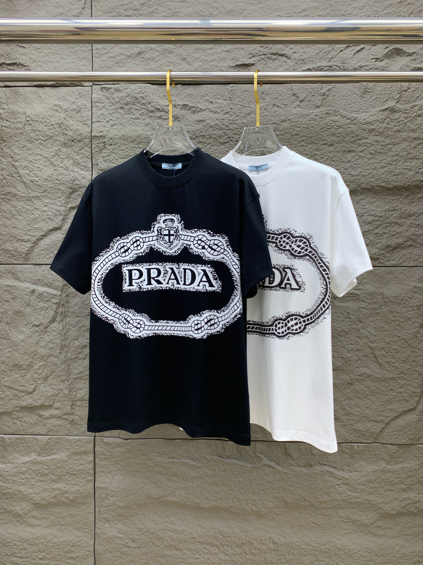 NO:133088,Pujia 2025 new original single men's casual base short-sleeved T-shirt!  High-end customization, high-end version, fashionable and versatile, loose version, original imported 420g double-strand pure cotton fabric, threaded cuffs, neckline hem, super soft and delicate, skin-friendly and comfortable to wear, high-end boutique, OEM, fine-made top body, very good, men's essential items, three-standard size M-3XL maximum size can be worn about 200 catties, prada, T-shirt,tees, t-shirt,alexander wang19860909普家2025新款原单男士休闲打底短袖T恤！高端定制 高版本 时尚百搭爆款宽松版型原版进口420克双股纯棉面料 螺纹袖口.领口衣摆 手感超柔软细腻 穿着亲肤舒适 高端精品 代工厂精细做上身非常赞 男士必备单品 三标齐全 尺码M-3XL最大码可穿200斤左右,,prada,T-shirt,tees，t-shirt,alexander wang,Men's clothing