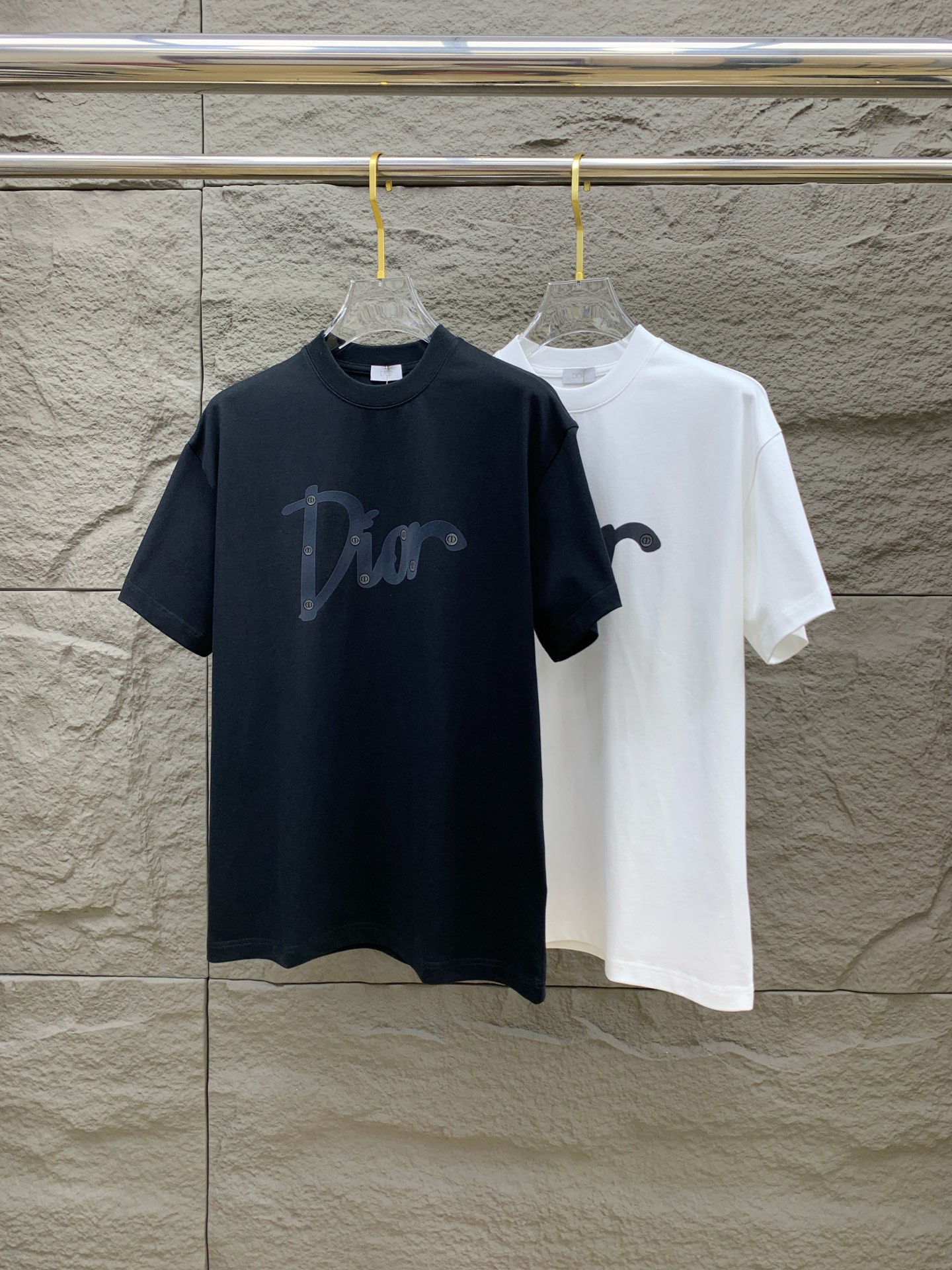 NO:133092,Dijia 2025 new original single men's casual base short-sleeved T-shirt!  High-end customization, high-end version, fashionable and versatile, loose version, original imported 420g double-strand pure cotton fabric, threaded cuffs, neckline hem, super soft and delicate, skin-friendly and comfortable to wear, high-end boutique, OEM, fine-made top body, very good, men's essential items, three-standard size M-3XL maximum size can be worn about 200 catties, dior, T-shirt, tees, t-shirt, alexander wang19860909迪家2025新款原单男士休闲打底短袖T恤！高端定制 高版本 时尚百搭爆款宽松版型原版进口420克双股纯棉面料 螺纹袖口.领口衣摆 手感超柔软细腻 穿着亲肤舒适 高端精品 代工厂精细做上身非常赞 男士必备单品 三标齐全 尺码M-3XL最大码可穿200斤左右,,dior,T-shirt,tees，t-shirt,alexander wang,Men's clothing