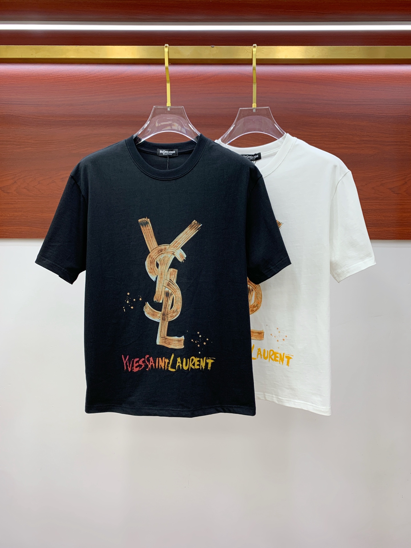 NO:476402,Ss Saint Laurent pure cotton latest fabric (highest version) classic logo pattern logo fashionable simple trendy short sleeves, top quality counter original single short sleeves, top production craft imported fabrics, unique design of counter style, using imported high-end customized fabrics. The official website is on sale!  Excellent fabric pattern, size..Black and white M-3XL,,saint laurent,T-shirt,alexander wang19860909ss圣罗兰纯棉最新面料（最高版本）经典标识图案logo时尚简约潮流短袖,最顶级的品质专柜原单短袖,顶级制作工艺进口面料,专柜款独特设计,采用进口高端订制面料.官网在售！面料版型超赞 码数..黑白色 M-3XL,,saint laurent,T-shirt,alexander wang,Men's clothing