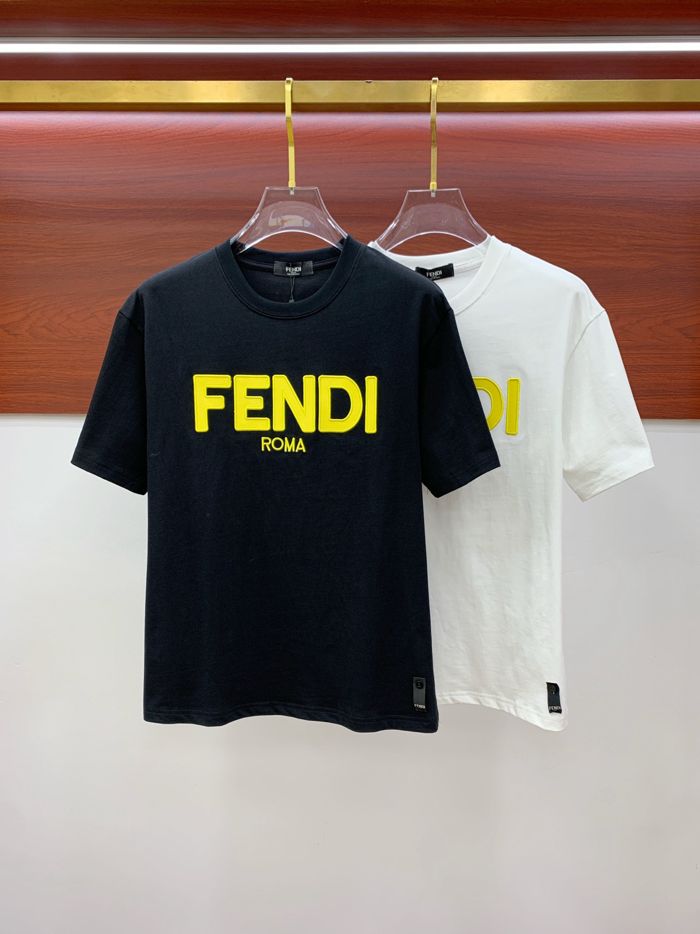 NO:476411,Ss Fendi pure cotton latest fabric (highest version) classic logo pattern logo fashionable simple trendy short sleeves, top quality counter original single short sleeves, top production craft imported fabrics, unique design of counter style, using imported high-end customized fabrics. The official website is on sale!  Excellent fabric pattern, size..Black and white M-3XL,,fendi,T-shirt,alexander wang19860909ss芬迪纯棉最新面料（最高版本）经典标识图案logo时尚简约潮流短袖,最顶级的品质专柜原单短袖,顶级制作工艺进口面料,专柜款独特设计,采用进口高端订制面料.官网在售！面料版型超赞 码数..黑白色 M-3XL,,fendi,T-shirt,alexander wang,Men's clothing