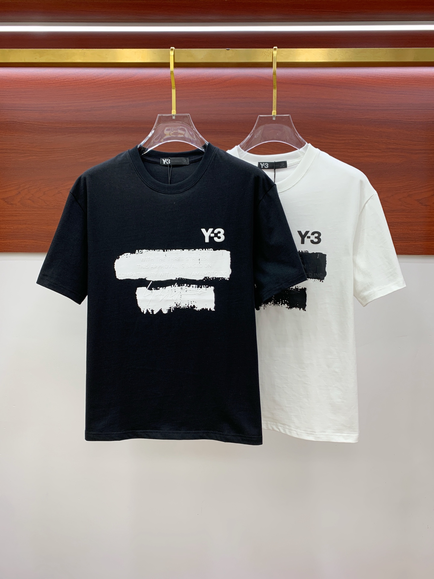 NO:476369,The latest ssY3 pure cotton fabric (highest version) classic logo pattern logo fashionable simple trendy short sleeves, the top quality counter original single short sleeves, the top production process imported fabric, the unique design of the counter model, using imported high-end customized fabrics. The official website is on sale!  Excellent fabric fit, size..Black and white M-3XL,,T-shirt,alexander wang19860909ssY3纯棉最新面料（最高版本）经典标识图案logo时尚简约潮流短袖,最顶级的品质专柜原单短袖,顶级制作工艺进口面料,专柜款独特设计,采用进口高端订制面料.官网在售！面料版型超赞 码数..黑白色 M-3XL,,T-shirt,alexander wang,Men's clothing