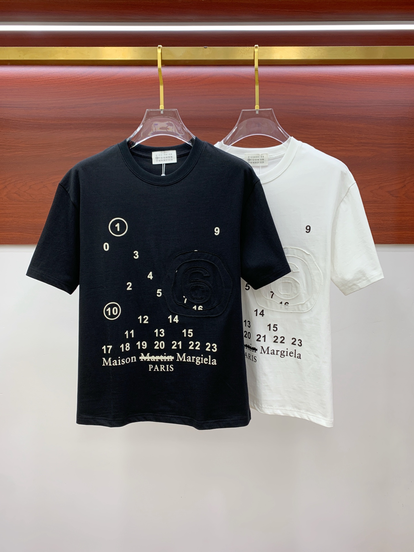 NO:476387,Ss Majila pure cotton latest fabric (highest version) classic logo pattern logo fashionable simple trendy short sleeves, top quality counter original single short sleeves, top production craft imported fabrics, unique design of counter style, using imported high-end customized fabrics. The official website is on sale!  Excellent fabric pattern, size..Black and white M-3XL,,masion margiela,T-shirt,alexander wang19860909ss马吉拉纯棉最新面料（最高版本）经典标识图案logo时尚简约潮流短袖,最顶级的品质专柜原单短袖,顶级制作工艺进口面料,专柜款独特设计,采用进口高端订制面料.官网在售！面料版型超赞 码数..黑白色 M-3XL,,masion margiela,T-shirt,alexander wang,Men's clothing