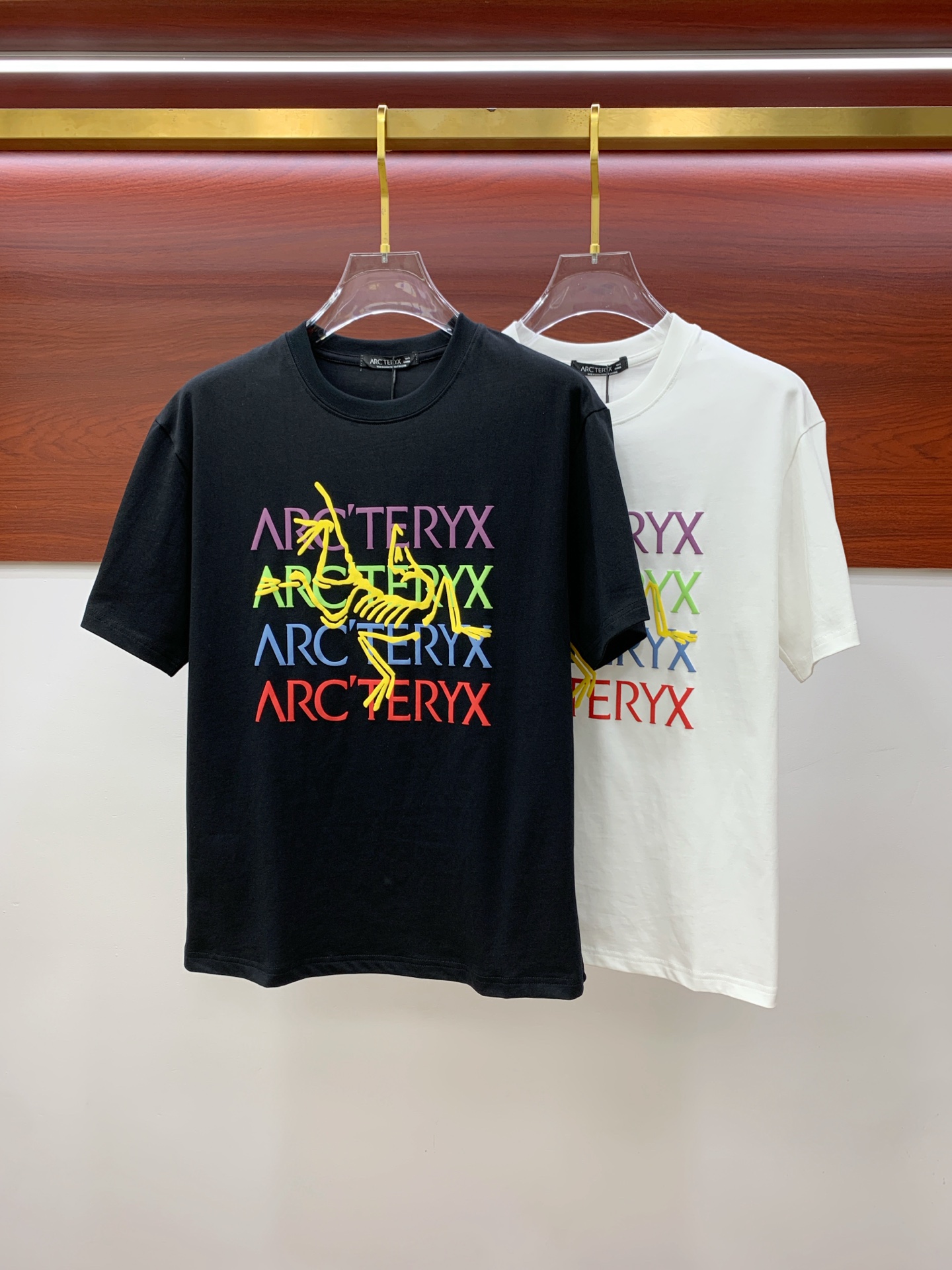 NO:476374,The latest fabric of Ss Archaeoptera pure cotton (the highest version) classic logo pattern logo, fashionable simple trendy short sleeves, the top quality counter original single short sleeves, the top production process imported fabric, the unique design of the counter model, using imported high-end customized fabrics. The official website is on sale!  Fabric style, size..Black and white M-3XL,arc'teryx,T-shirt,alexander wang19860909ss始祖鸟纯棉最新面料（最高版本）经典标识图案logo时尚简约潮流短袖,最顶级的品质专柜原单短袖,顶级制作工艺进口面料,专柜款独特设计,采用进口高端订制面料.官网在售！面料版型超赞 码数..黑白色 M-3XL,arc'teryx,T-shirt,alexander wang,Men's clothing