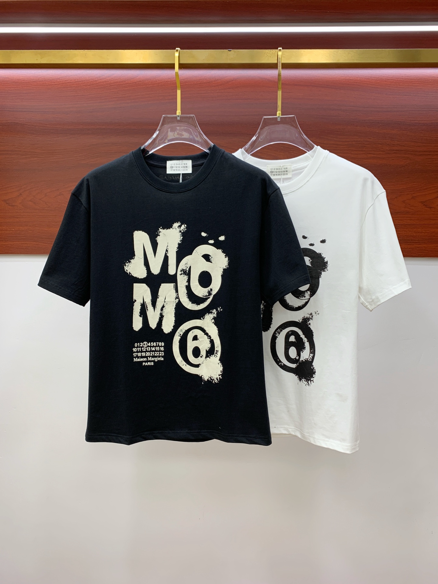 NO:476379,Ss Majila pure cotton latest fabric (highest version) classic logo pattern logo fashionable simple trendy short sleeves, top quality counter original single short sleeves, top production craft imported fabrics, unique design of counter style, using imported high-end customized fabrics. The official website is on sale!  Excellent fabric pattern, size..Black and white M-3XL,,masion margiela,T-shirt,alexander wang19860909ss马吉拉纯棉最新面料（最高版本）经典标识图案logo时尚简约潮流短袖,最顶级的品质专柜原单短袖,顶级制作工艺进口面料,专柜款独特设计,采用进口高端订制面料.官网在售！面料版型超赞 码数..黑白色 M-3XL,,masion margiela,T-shirt,alexander wang,Men's clothing