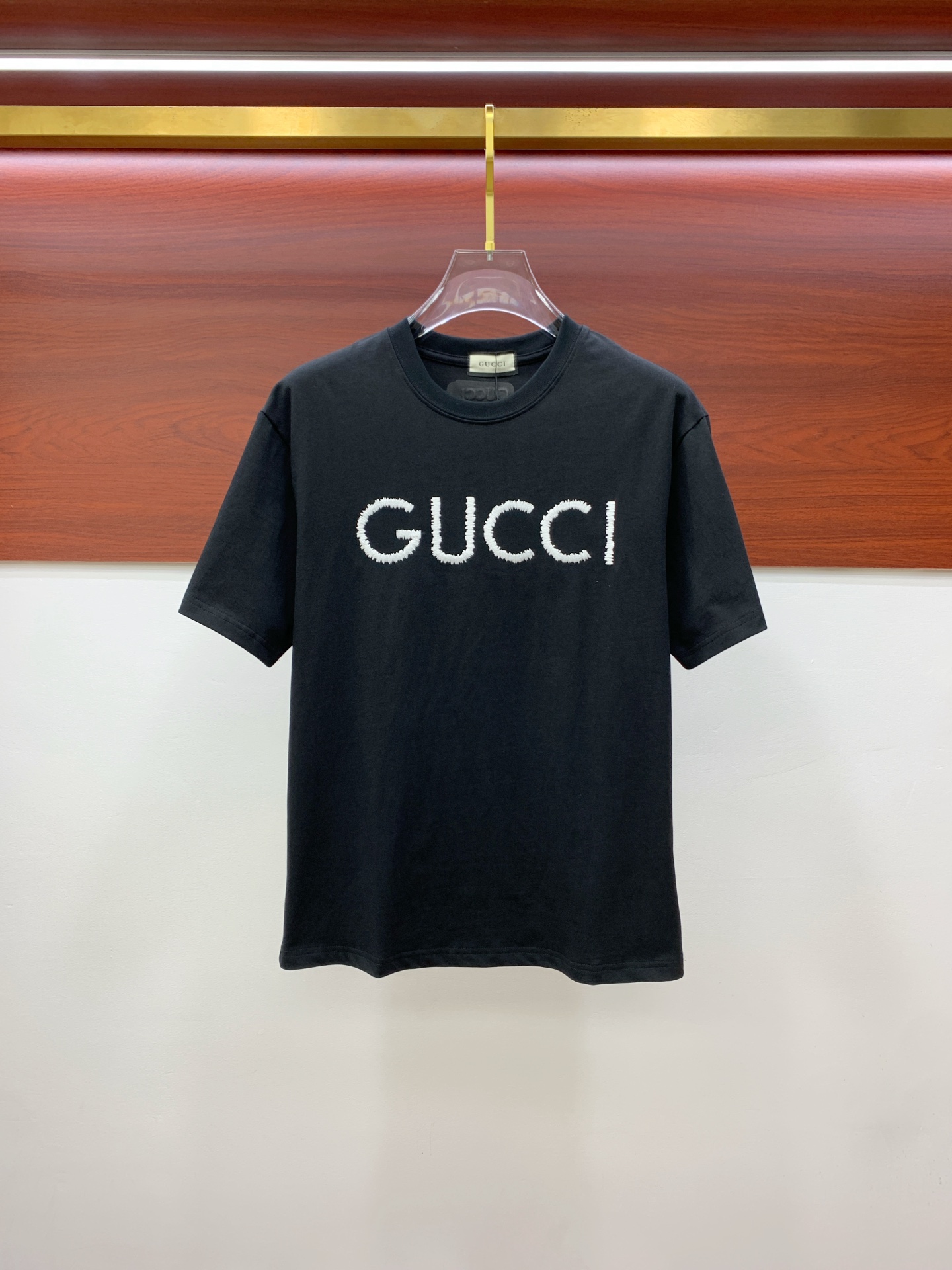 NO:476394,Ss Gucci pure cotton latest fabric (highest version) classic logo pattern logo fashionable simple trendy short sleeves, top quality counter original single short sleeves, top production craft imported fabrics, unique design of counter style, using imported high-end customized fabrics. The official website is on sale!  Excellent fabric pattern, size..Black and white M-3XL, gucci, T-shirt, alexander wang19860909ss古驰纯棉最新面料（最高版本）经典标识图案logo时尚简约潮流短袖,最顶级的品质专柜原单短袖,顶级制作工艺进口面料,专柜款独特设计,采用进口高端订制面料.官网在售！面料版型超赞 码数..黑白色 M-3XL,,gucci,T-shirt,alexander wang,Men's clothing