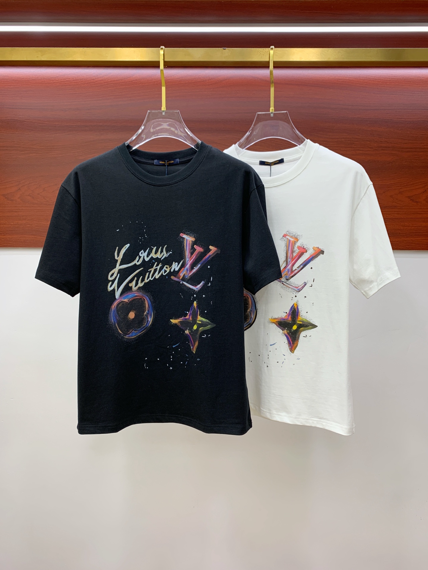 NO:476384,The latest ssLV pure cotton fabric (highest version) classic logo pattern logo fashionable simple trendy short sleeves, the top quality counter original single short sleeves, the top production process imported fabric, the unique design of the counter model, using imported high-end customized fabrics. The official website is on sale!  Excellent fabric size..Black and white M-3XL,,louis vuitton,T-shirt,alexander wang19860909ssLV纯棉最新面料（最高版本）经典标识图案logo时尚简约潮流短袖,最顶级的品质专柜原单短袖,顶级制作工艺进口面料,专柜款独特设计,采用进口高端订制面料.官网在售！面料版型超赞 码数..黑白色 M-3XL,,louis vuitton,T-shirt,alexander wang,Men's clothing