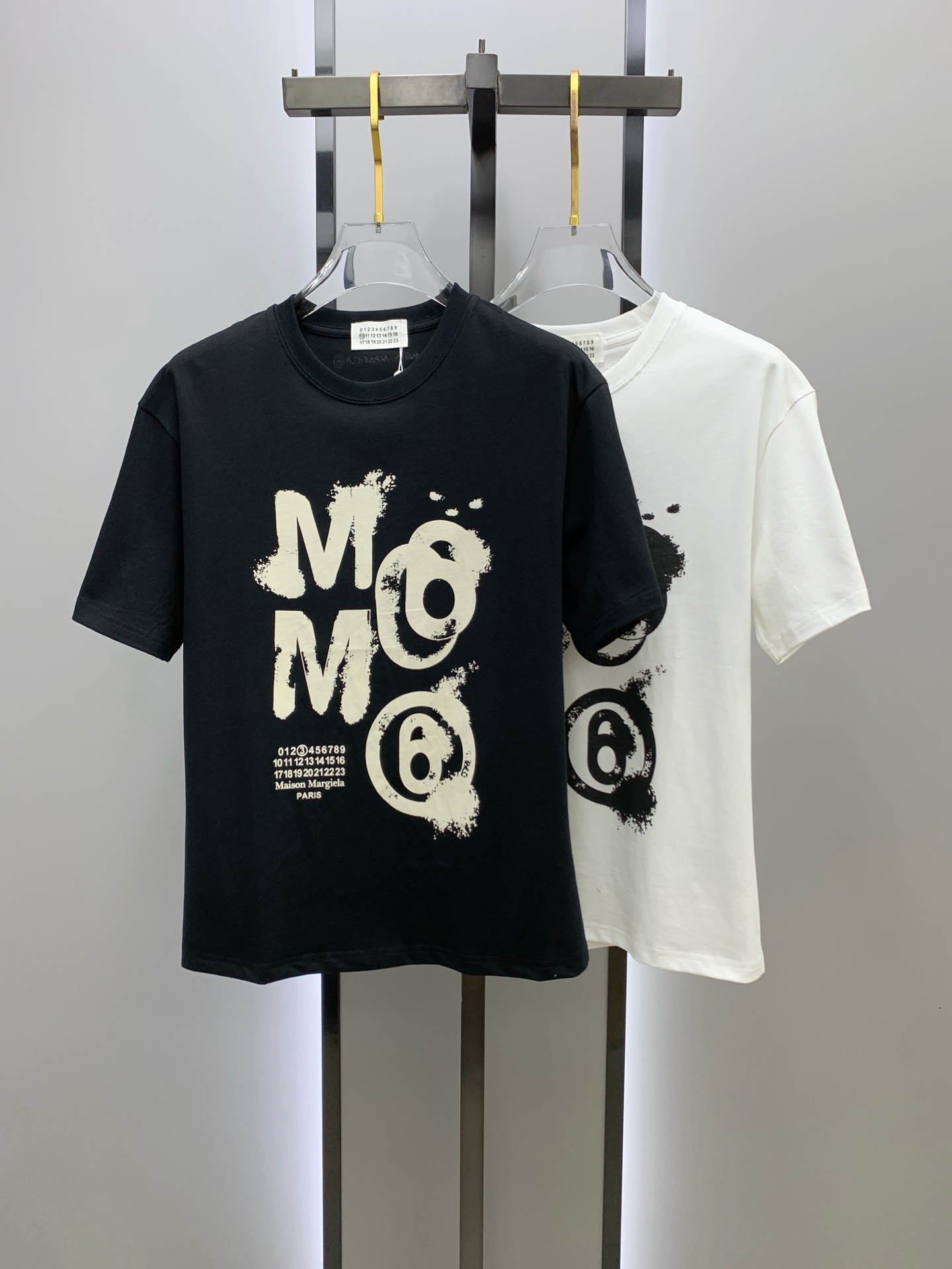 NO:134550,Ss Majilajia Pure Cotton Latest Fabric (The highest version) Letters on the chest mm6 graffiti crafts classic logo pattern logo fashionable simple trendy short sleeves, the top quality counter original single short sleeves, the top production process imported fabric, the counter model is uniquely designed, using imported high-end customized fabrics. The official website is on sale!  Excellent fabric pattern, size..Black and white M-3XL,,masion margiela,masion margiela,T-shirt,alexander wang19860909ss马吉拉家纯棉最新面料（最高版本）胸前字母mm6涂鸦工艺经典标识图案logo时尚简约潮流短袖,最顶级的品质专柜原单短袖,顶级制作工艺进口面料,专柜款独特设计,采用进口高端订制面料.官网在售！面料版型超赞 码数..黑白色 M-3XL,,masion margiela,masion margiela,T-shirt,alexander wang,Men's clothing