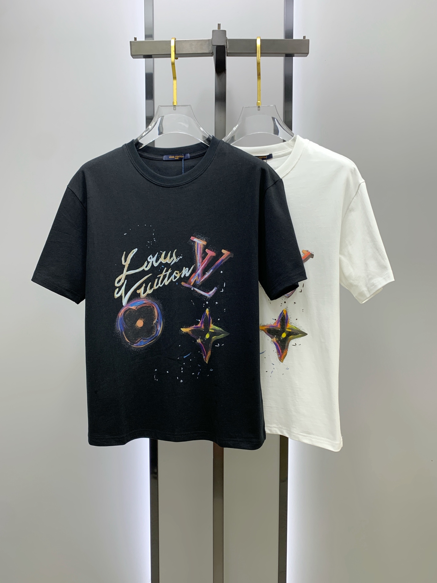 NO:134552,Ss Lotus Cotton Latest Fabric (The highest version) letter logo on chest, graffiti, classic logo pattern, logo, fashionable, simple and trendy short sleeves, the top quality counter original single short sleeves, top production craft imported fabric, unique design of the counter model, using imported high-end customized fabrics. The official website is on sale!  Fabric style, size..Black and white M-3XL,,louis vuitton,louis vuitton,T-shirt,alexander wang19860909ss驴家纯棉最新面料（最高版本）胸前字母标识图案涂鸦工艺经典标识图案logo时尚简约潮流短袖,最顶级的品质专柜原单短袖,顶级制作工艺进口面料,专柜款独特设计,采用进口高端订制面料.官网在售！面料版型超赞 码数..黑白色 M-3XL,,louis vuitton,louis vuitton,T-shirt,alexander wang,Men's clothing