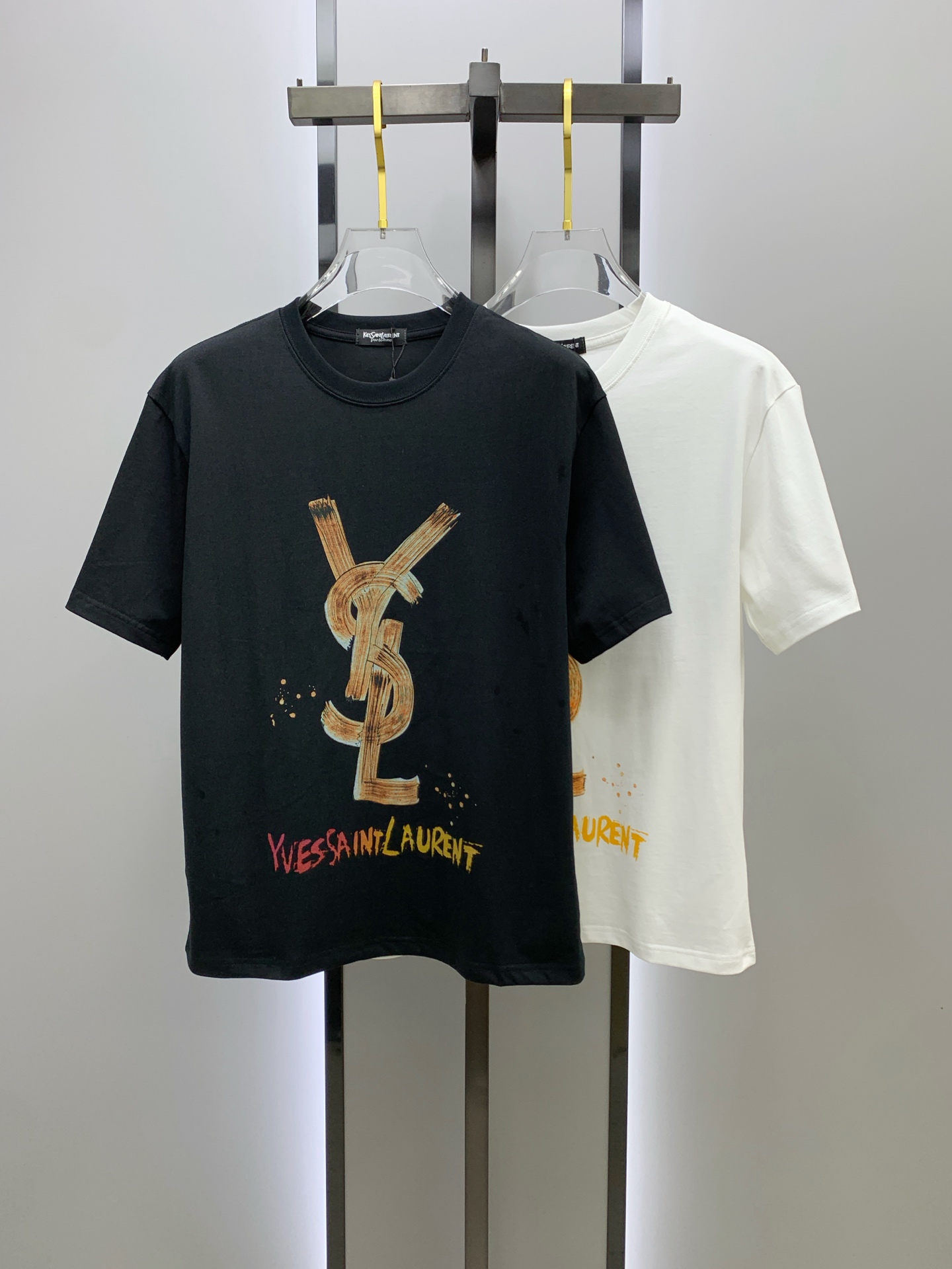 NO:134554,Ss San Loh Home Pure Cotton Latest Fabric (The highest version) letter logo on the chest, graffiti craftsmanship, classic logo pattern logo, fashionable simple trendy short sleeves, top quality counter original single short sleeves, top production crafts imported fabric, unique design of the counter model, using imported high-end customized fabrics. The official website is on sale!  Excellent fabric fit, size..Black and white M-3XL,,saint laurent,loewe,T-shirt,alexander wang19860909ss圣罗家纯棉最新面料（最高版本）胸前字母标识涂鸦工艺经典标识图案logo时尚简约潮流短袖,最顶级的品质专柜原单短袖,顶级制作工艺进口面料,专柜款独特设计,采用进口高端订制面料.官网在售！面料版型超赞 码数..黑白色 M-3XL,,saint laurent,loewe,T-shirt,alexander wang,Men's clothing