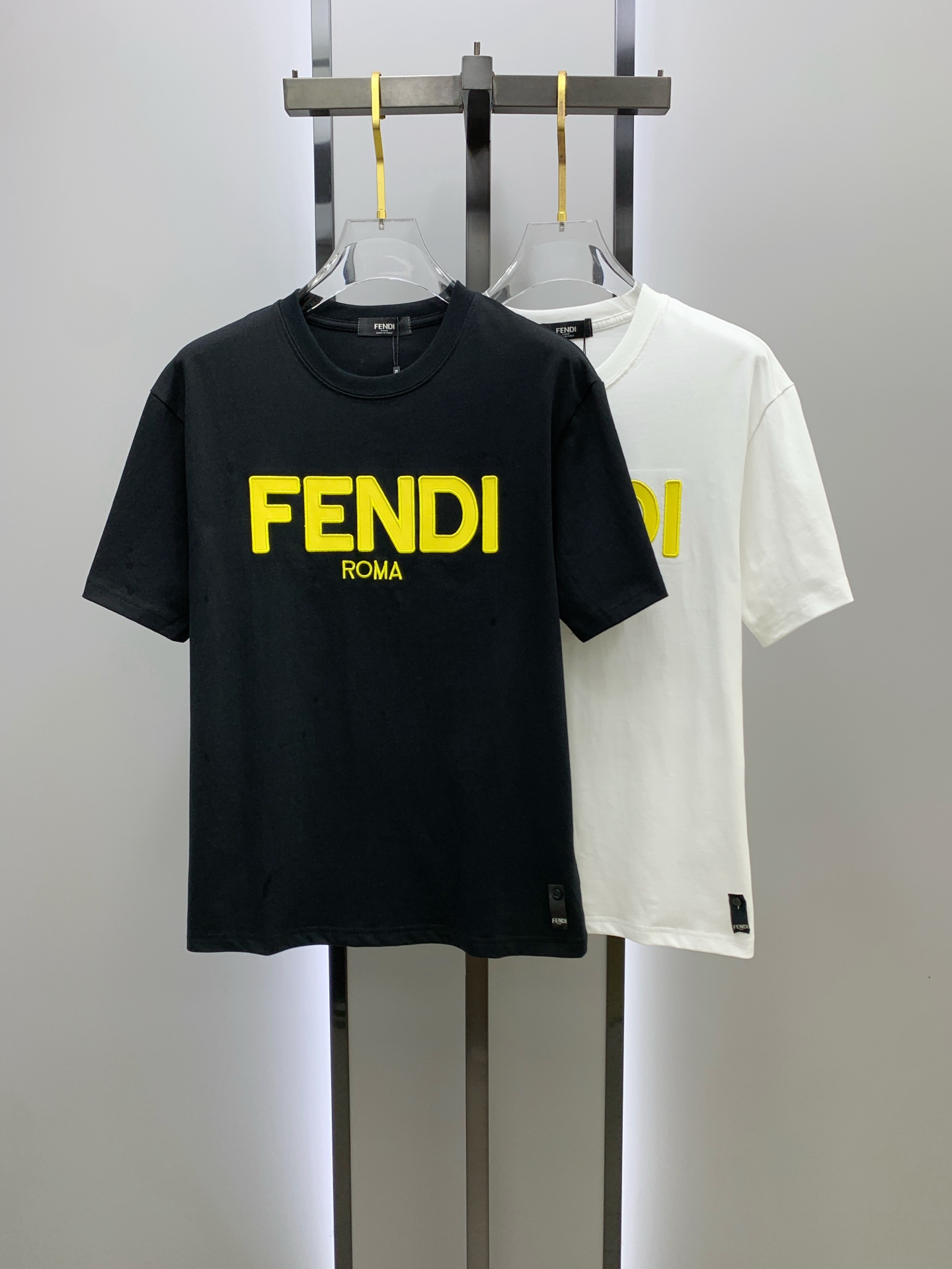 NO:134555,Ss Fenjia Pure Cotton Latest Fabric (The highest version) on the chest letter FENDI Heavy Industry Embroidery Crafts Classic Logo Fashion Simple Trendy Short Sleeves, Top Quality Counter Original Single Short Sleeves, Top Production Crafts imported fabrics, unique design of the counter model, using imported high-end customized fabrics. The official website is on sale!  Excellent fabric size..Black and white M-3XL,,fendi,fendi,T-shirt,alexander wang19860909ss芬家纯棉最新面料（最高版本）胸前字母FENDI重工刺绣工艺经典标识图案logo时尚简约潮流短袖,最顶级的品质专柜原单短袖,顶级制作工艺进口面料,专柜款独特设计,采用进口高端订制面料.官网在售！面料版型超赞 码数..黑白色 M-3XL,,fendi,fendi,T-shirt,alexander wang,Men's clothing